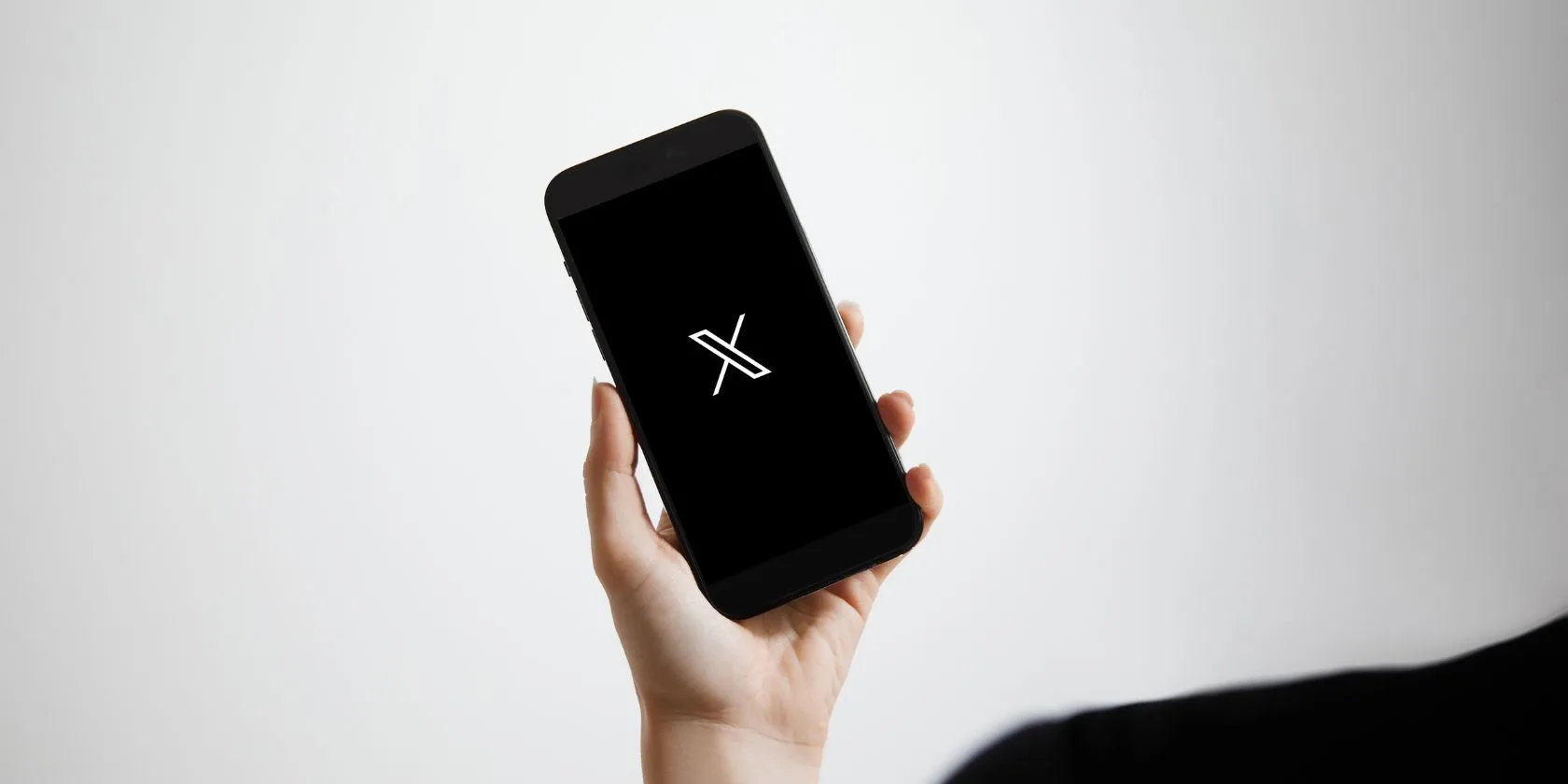 Logo X (Twitter) được hiển thị trên màn hình điện thoại thông minh
