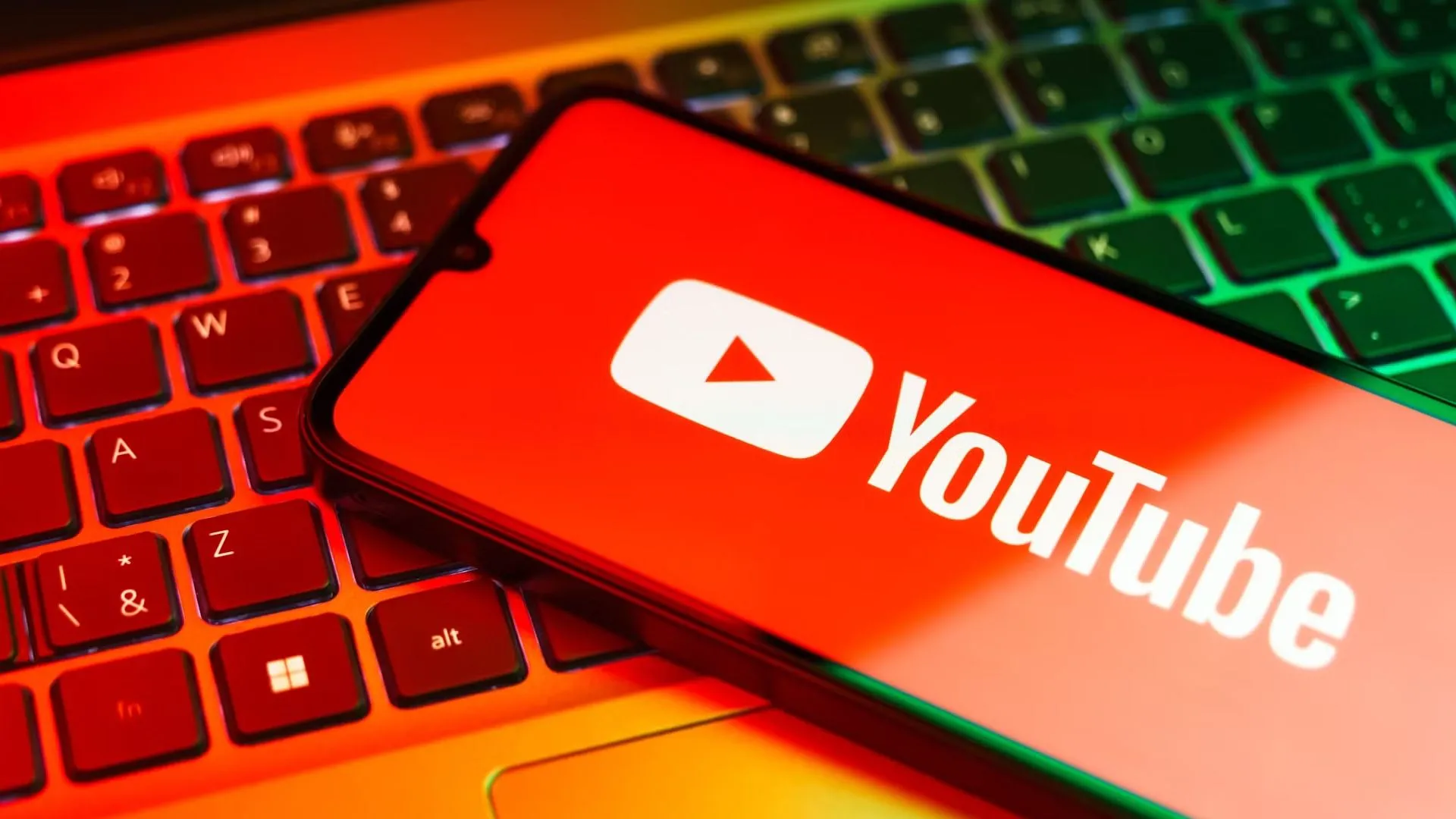 Logo YouTube nổi bật trên màn hình của một chiếc điện thoại thông minh