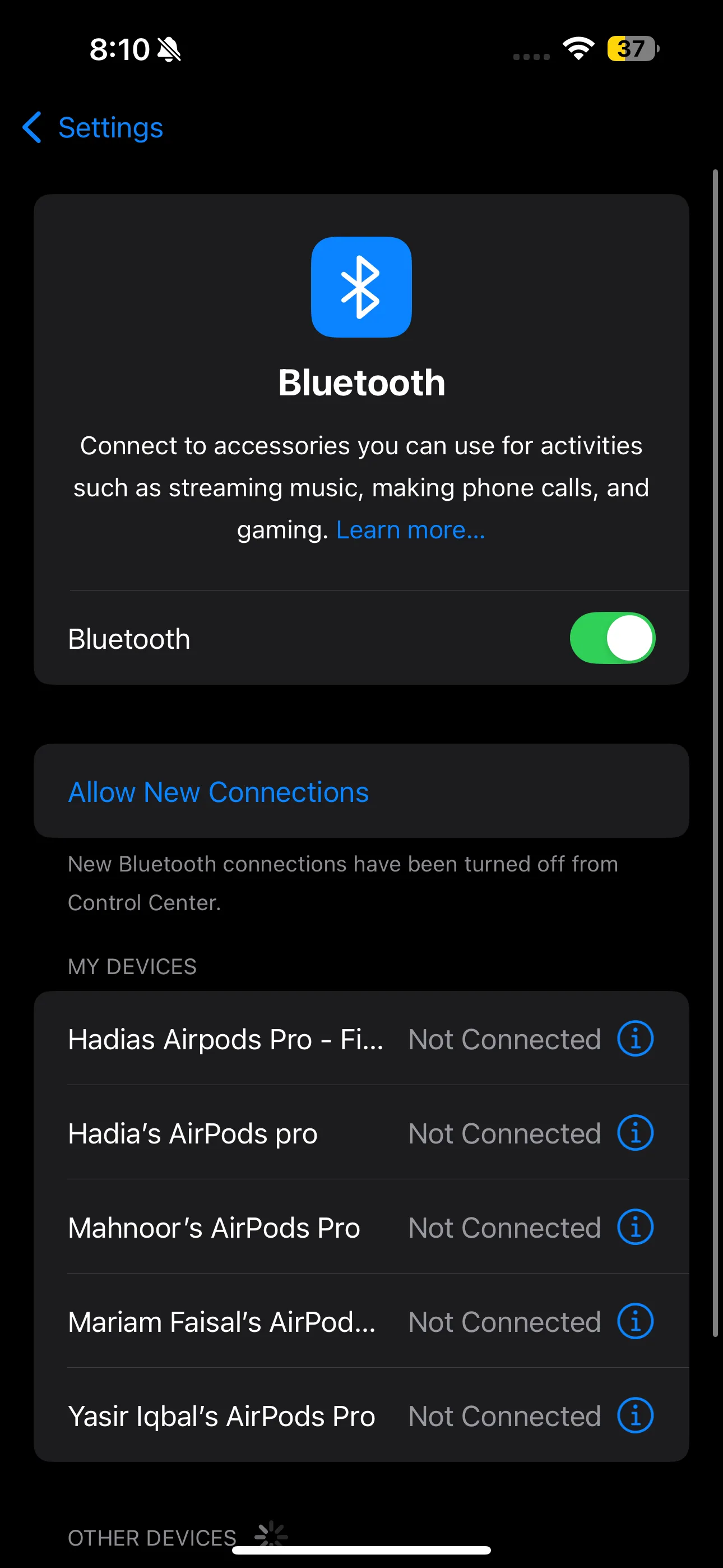 Màn hình cài đặt Bluetooth trong ứng dụng Cài đặt iOS, nơi người dùng có thể tìm thấy thông tin chi tiết về AirPods của mình.