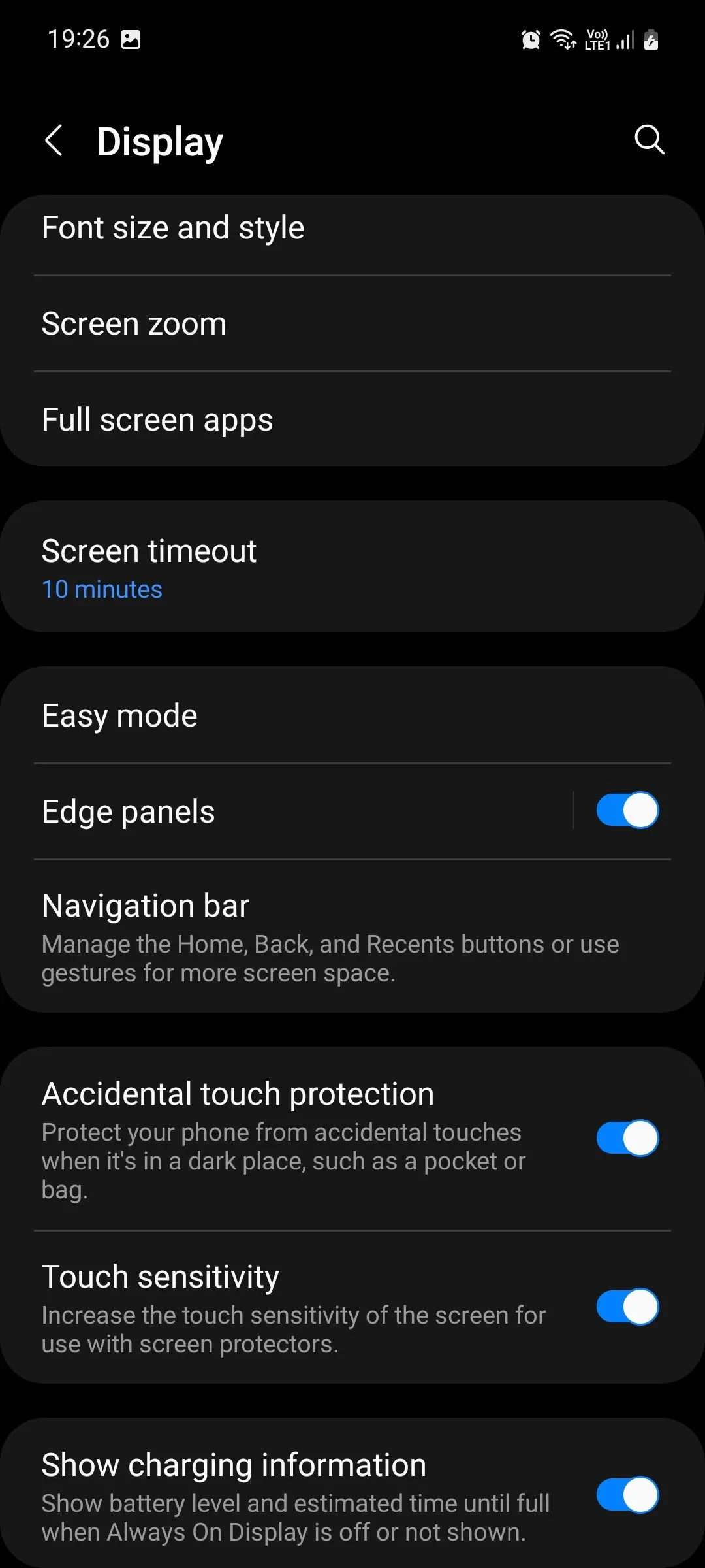 Màn hình cài đặt Hiển thị trên Samsung Galaxy với tùy chọn Bảng điều khiển cạnh