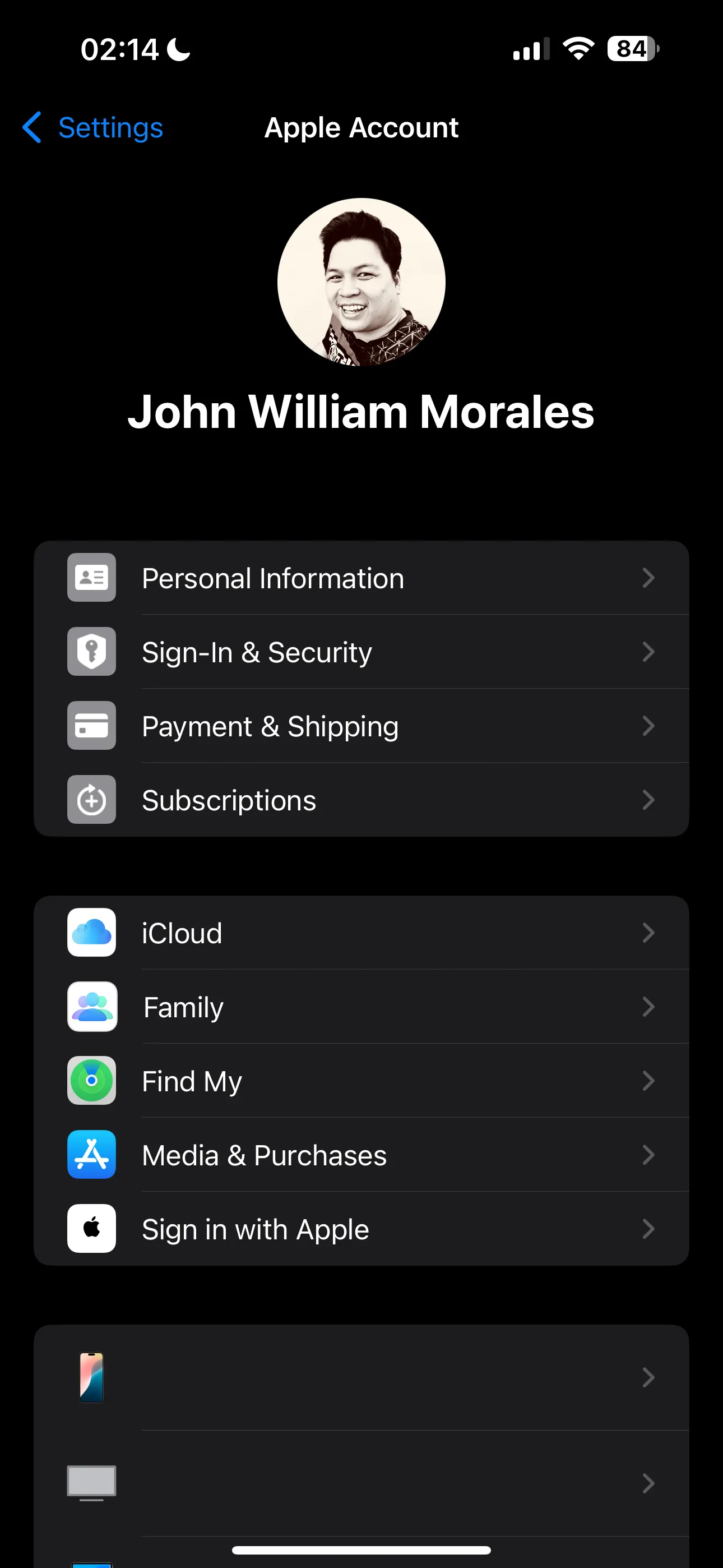 Màn hình cài đặt Hồ sơ (Profile) trên iPhone, hiển thị thông tin tài khoản Apple ID