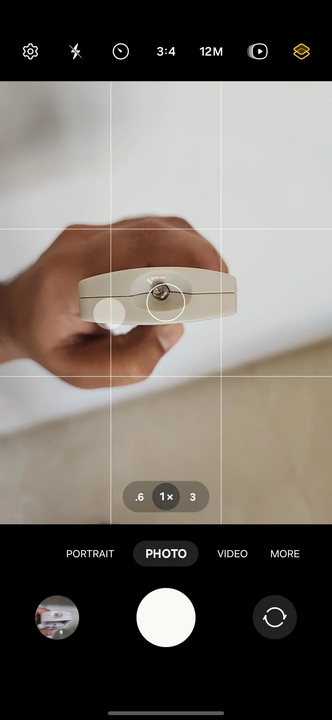 Màn hình camera điện thoại Android hiển thị ánh sáng hồng ngoại từ cảm biến của điều khiển từ xa.