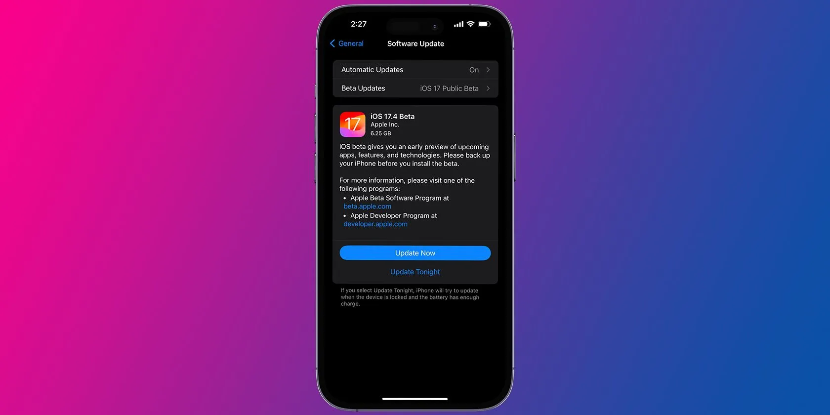Màn hình cập nhật phần mềm iOS 17.4 trên iPhone, minh họa tầm quan trọng của việc giữ điện thoại luôn được cập nhật để bảo vệ tối đa.