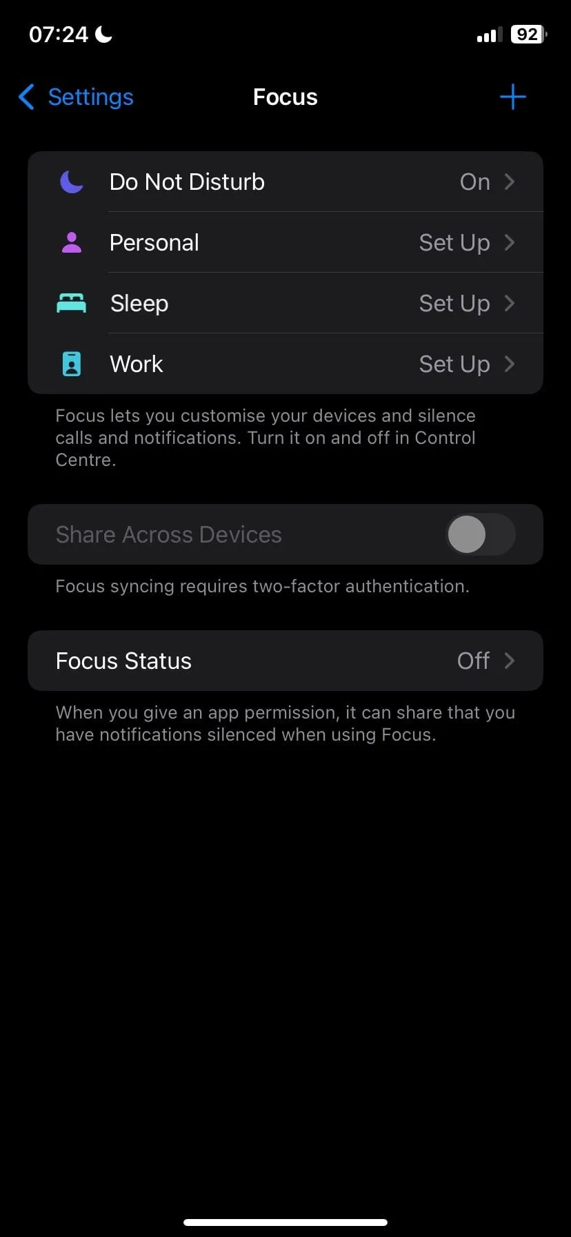 Màn hình Chế độ Tập trung trên iPhone hiển thị các tùy chọn như Không Làm Phiền, Cá nhân, Ngủ và Làm việc