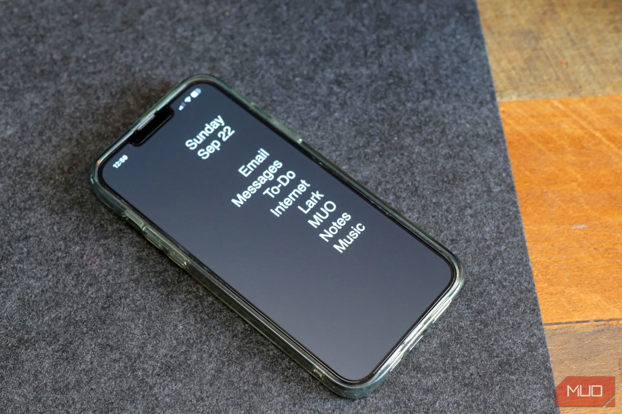 Màn hình chính đơn sắc của iPhone với các ứng dụng cơ bản được sắp xếp tối giản, minh họa chế độ &quot;dumb phone&quot;