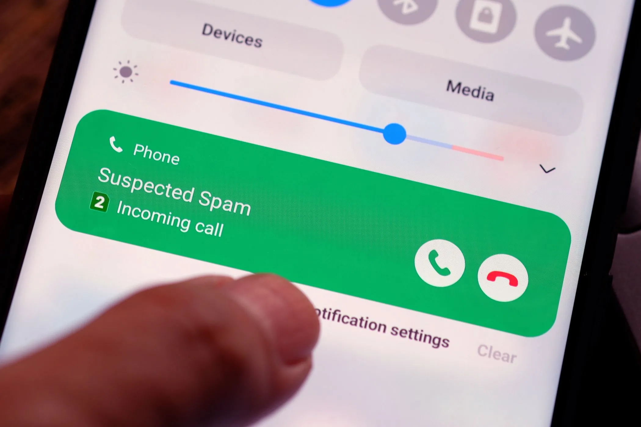Màn hình điện thoại Android hiển thị cảnh báo cuộc gọi spam hoặc cuộc gọi không xác định