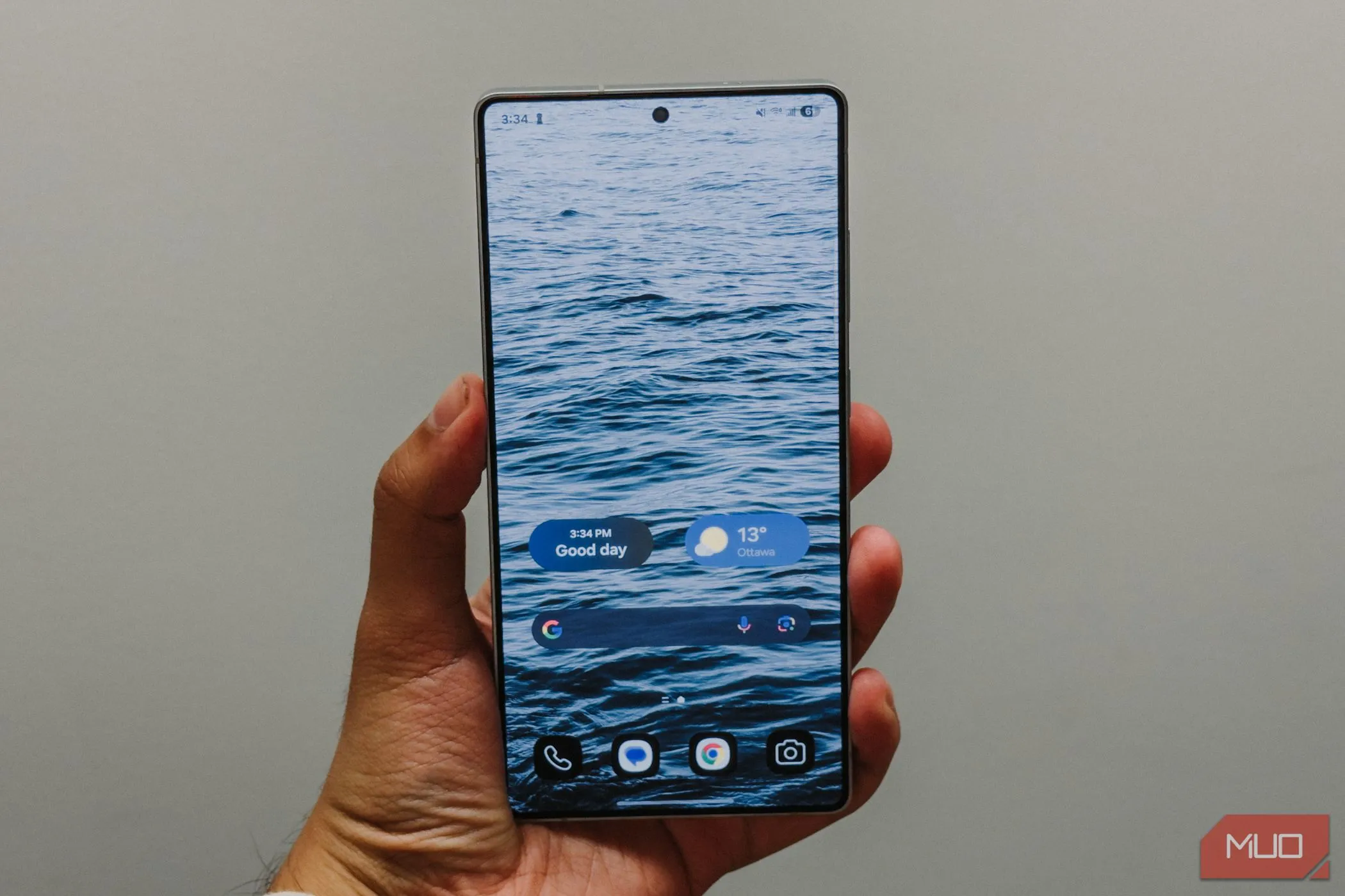 Màn hình Dynamic AMOLED 2X của Samsung Galaxy S25 Ultra hiển thị giao diện chính trong điều kiện ánh sáng bình thường.