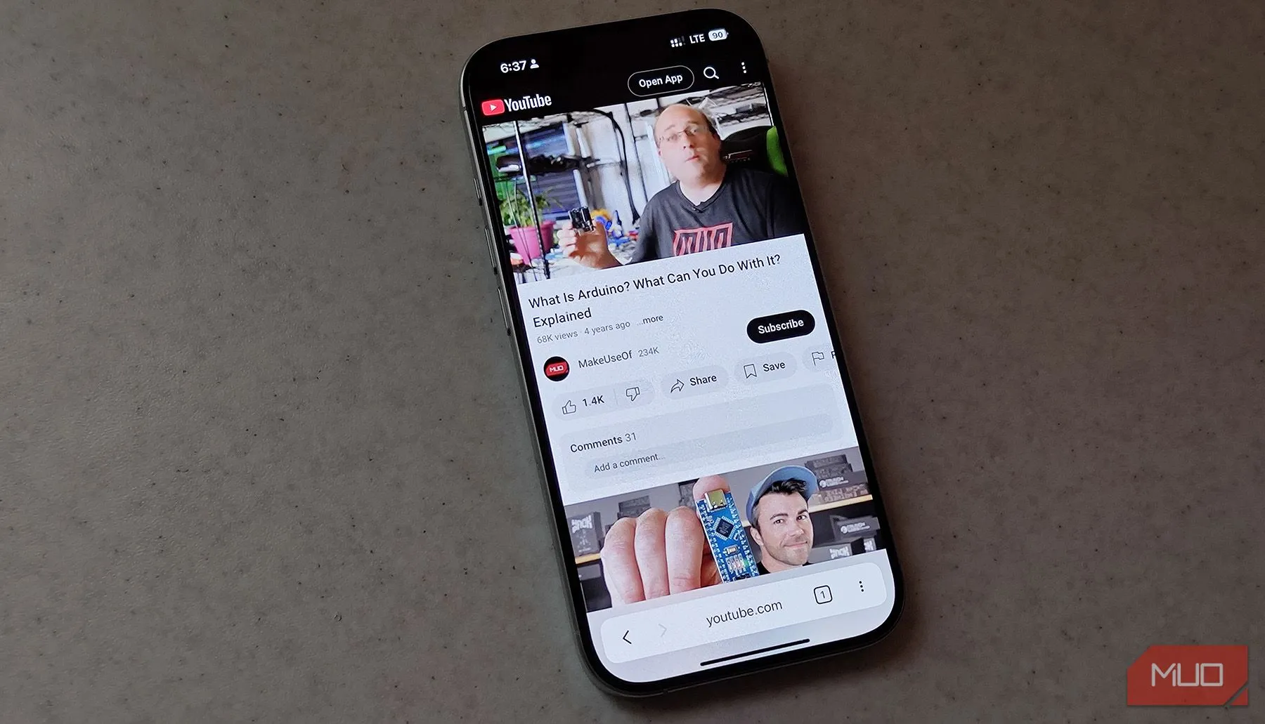 Màn hình iPhone hiển thị ứng dụng web YouTube đang phát video để kiểm tra mức độ tiêu thụ pin của trình duyệt