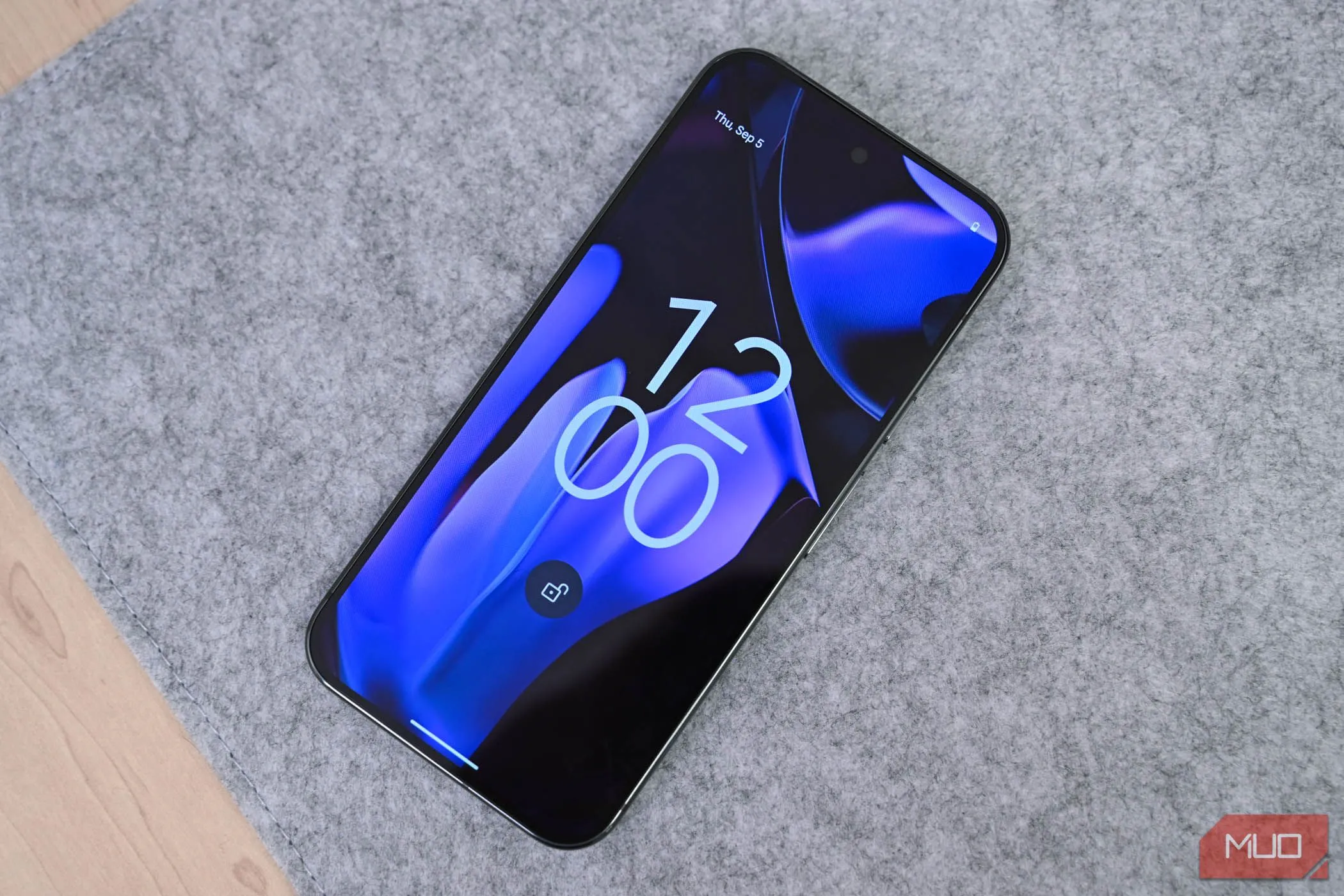 Màn hình khóa của điện thoại Google Pixel 9 Pro XL hiển thị thông báo an toàn