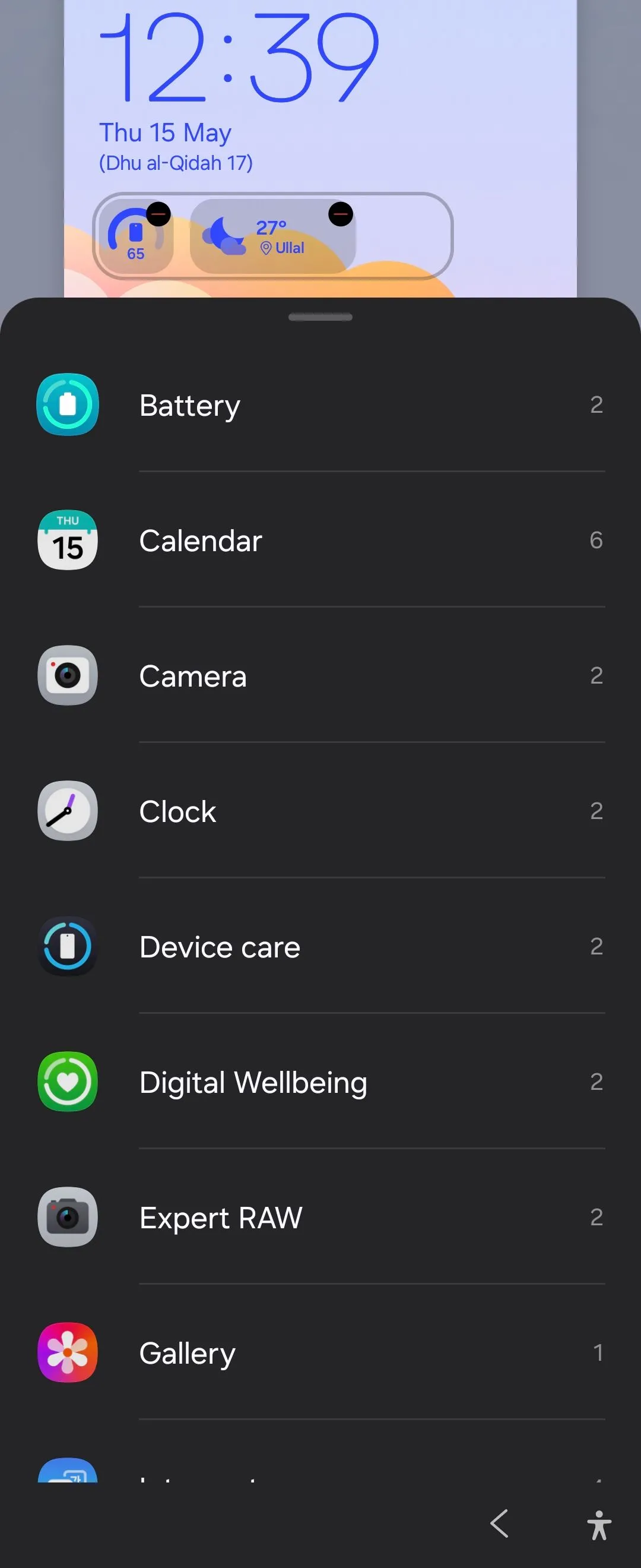 Màn hình khóa của Galaxy Z Flip 6 hiển thị các mini widget mới trong One UI 7, bao gồm thời tiết và lịch.