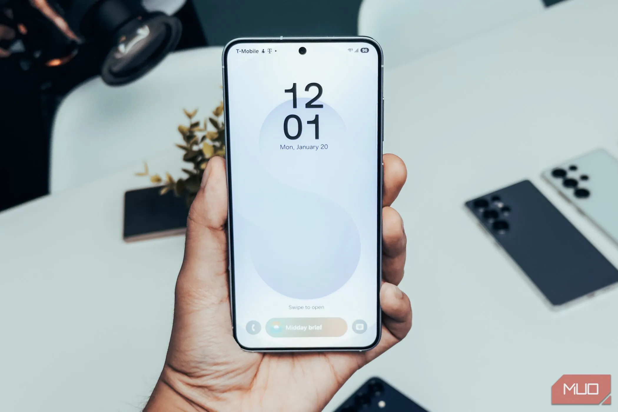 Màn hình khóa của Samsung Galaxy S25 hiển thị trong lòng bàn tay, minh họa giao diện One UI 7 và các tính năng Galaxy AI.