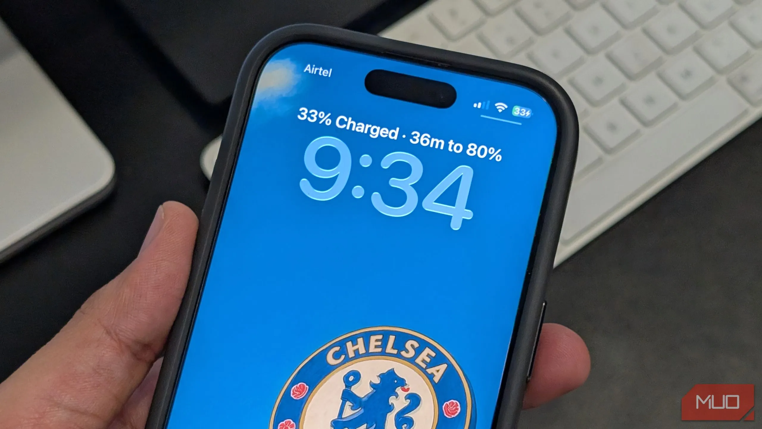 Màn hình khóa iPhone hiển thị thời gian ước tính để sạc pin đạt 80% trên hệ điều hành iOS 26