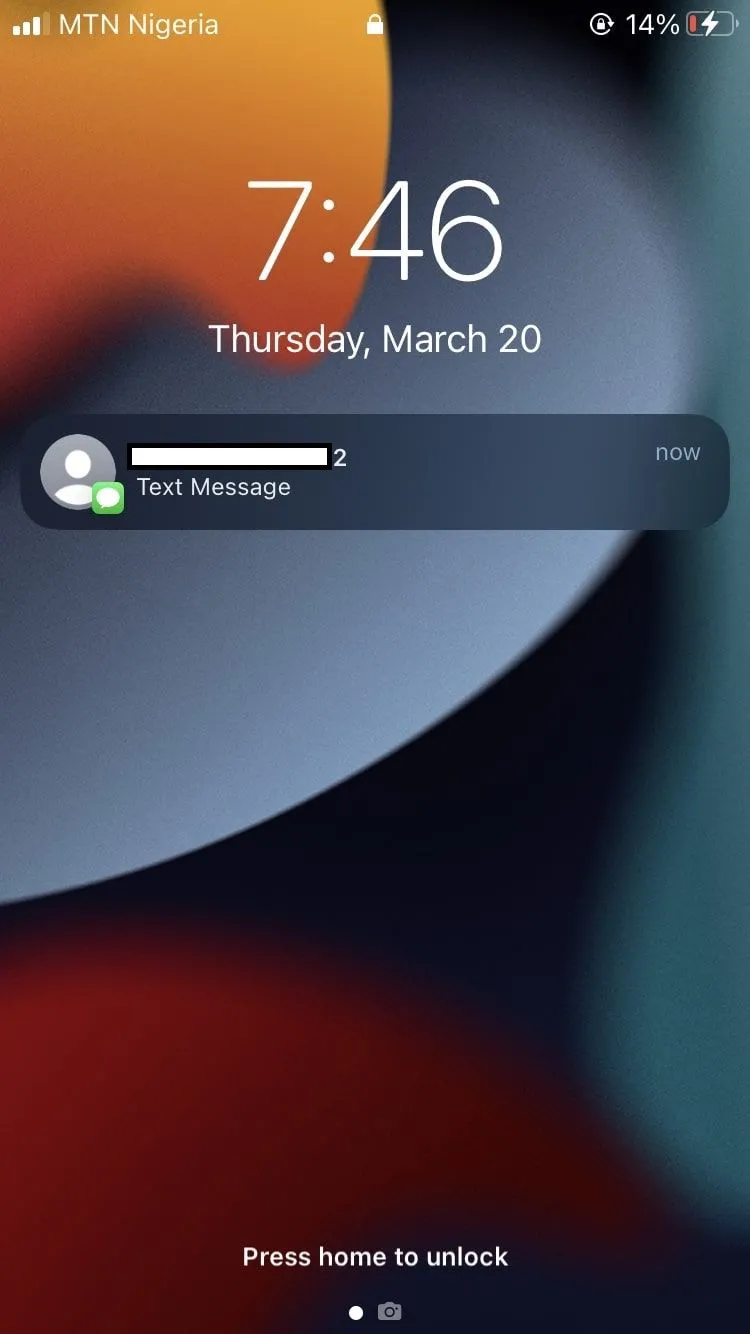Màn hình khóa iPhone hiển thị thông báo tin nhắn, nội dung bị ẩn do chưa xác thực bằng Face ID.