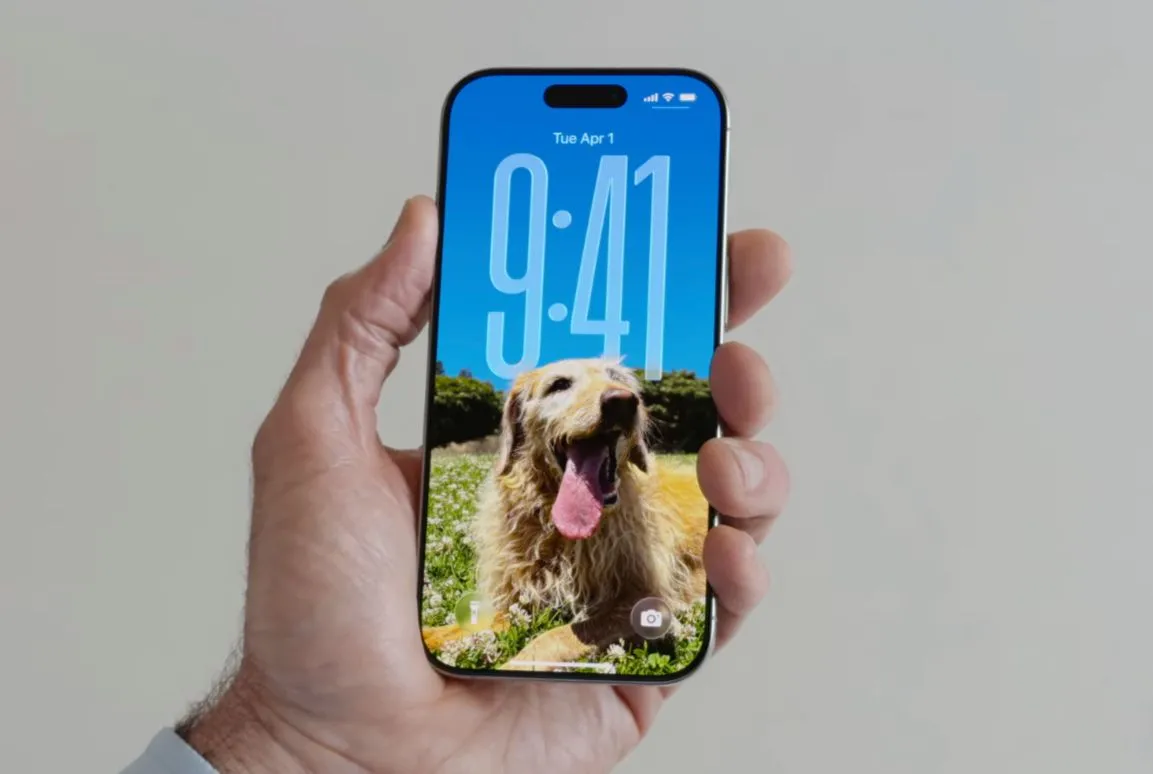 Màn hình khóa iPhone trên iOS 26 với tùy chọn tùy chỉnh đồng hồ lớn và các widget được sắp xếp linh hoạt