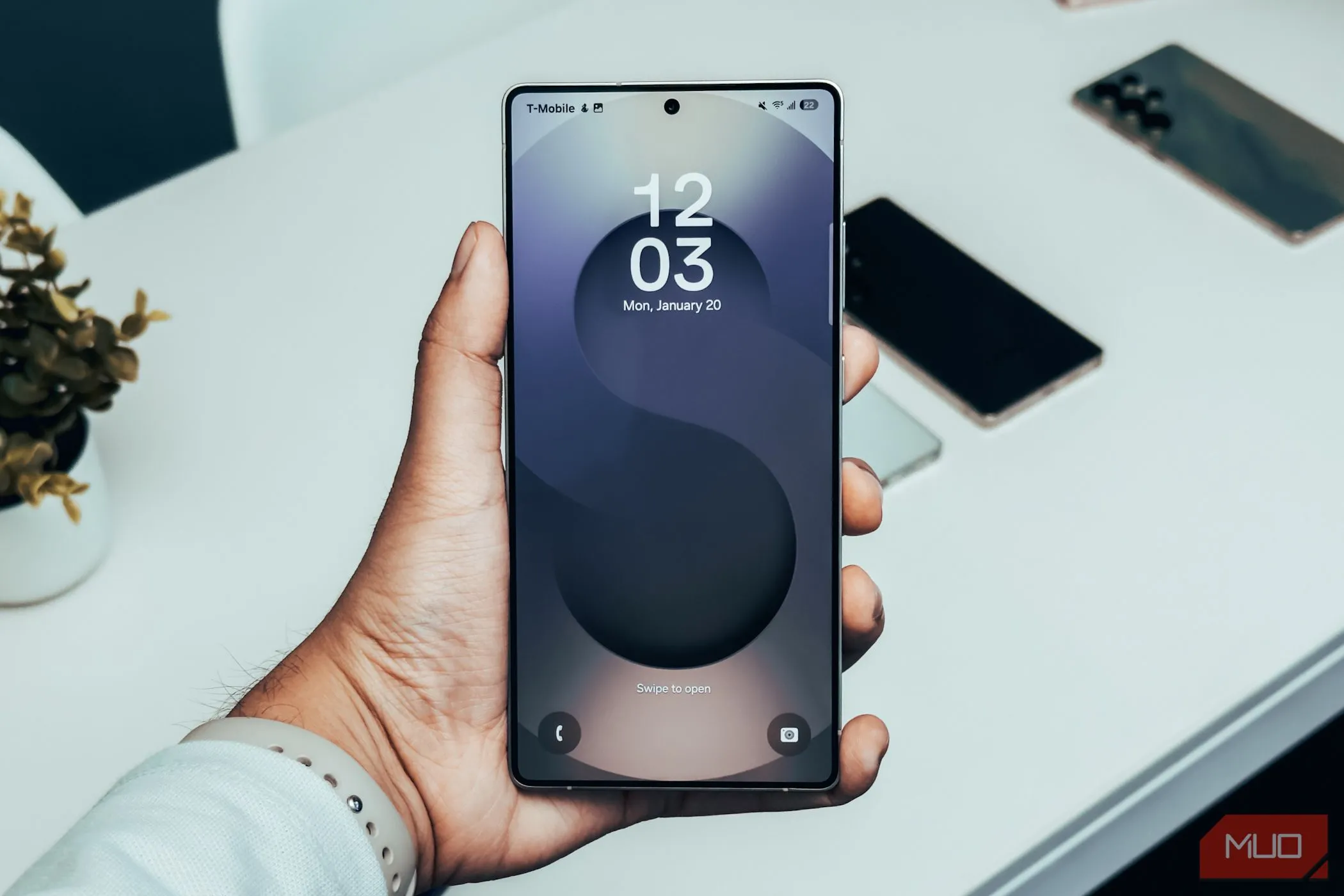 Màn hình khóa Samsung Galaxy S25 Ultra đang được cầm trên tay, thể hiện hiệu năng mượt mà trong sử dụng hàng ngày.