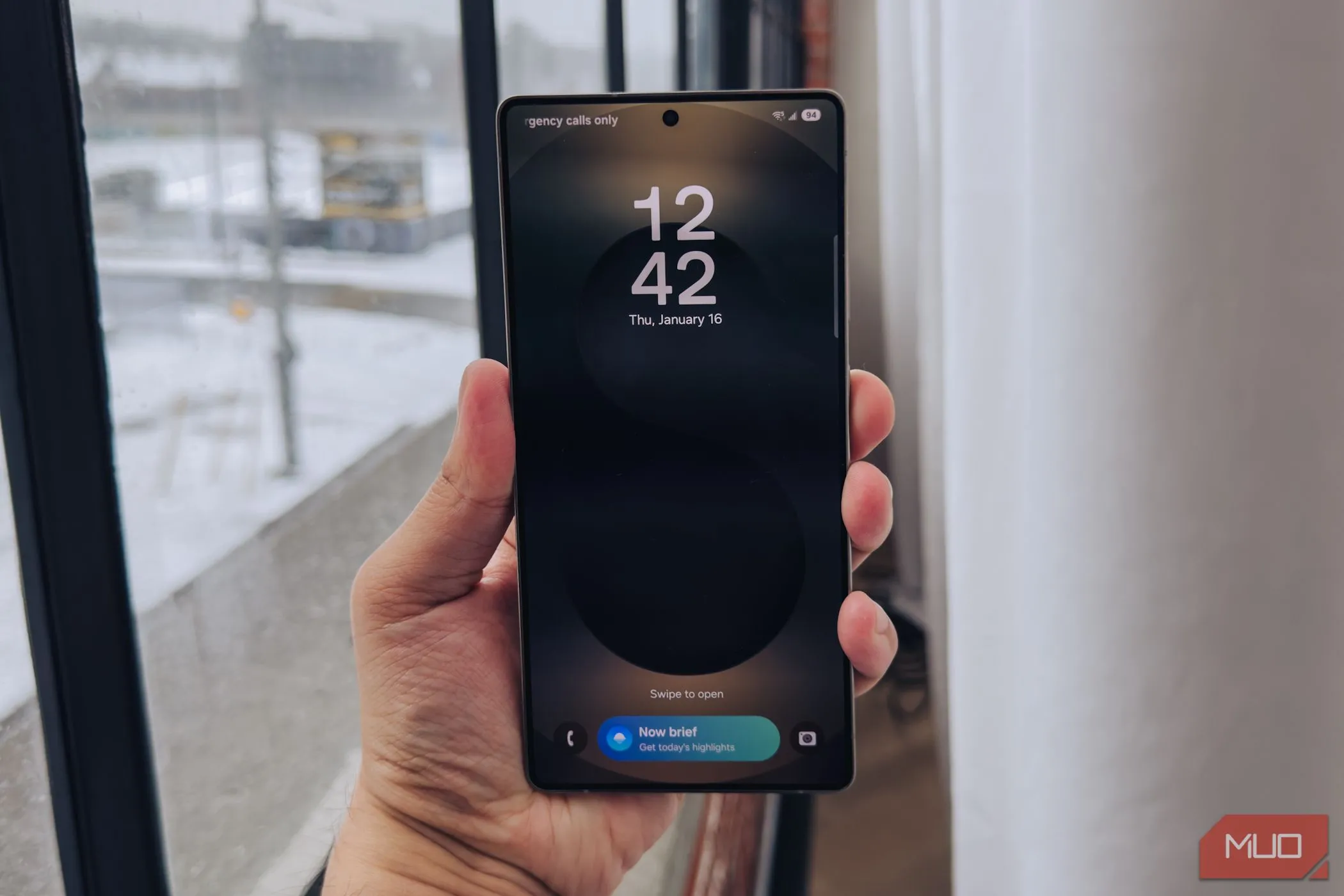 Màn hình khóa Samsung Galaxy S25 Ultra hiển thị Now Brief, một tính năng AI mới.