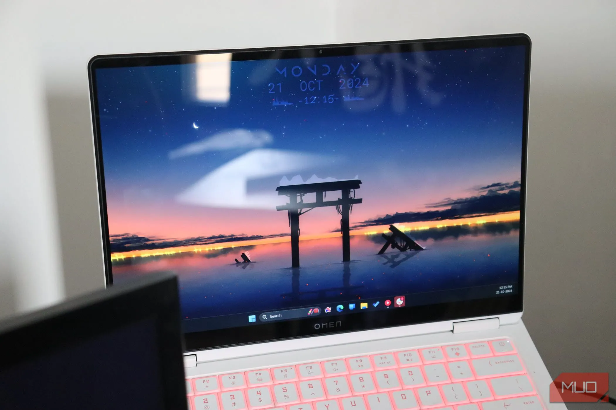 Màn hình laptop HP Omen Transcend 14 thể hiện góc nhìn rộng của tấm nền OLED.