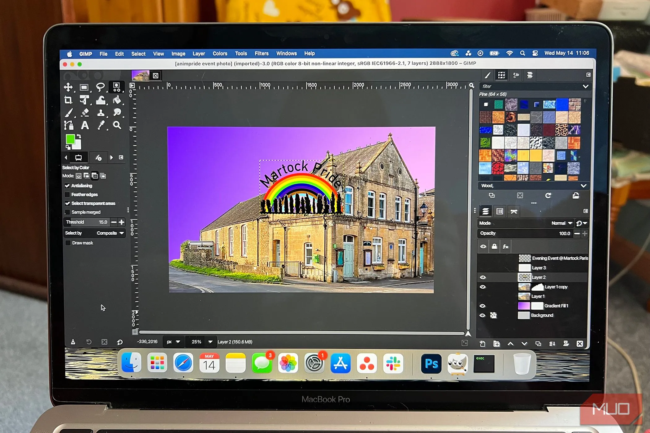 Màn hình MacBook Pro hiển thị file PSD được mở và chỉnh sửa trong GIMP, minh họa khả năng tương thích cao