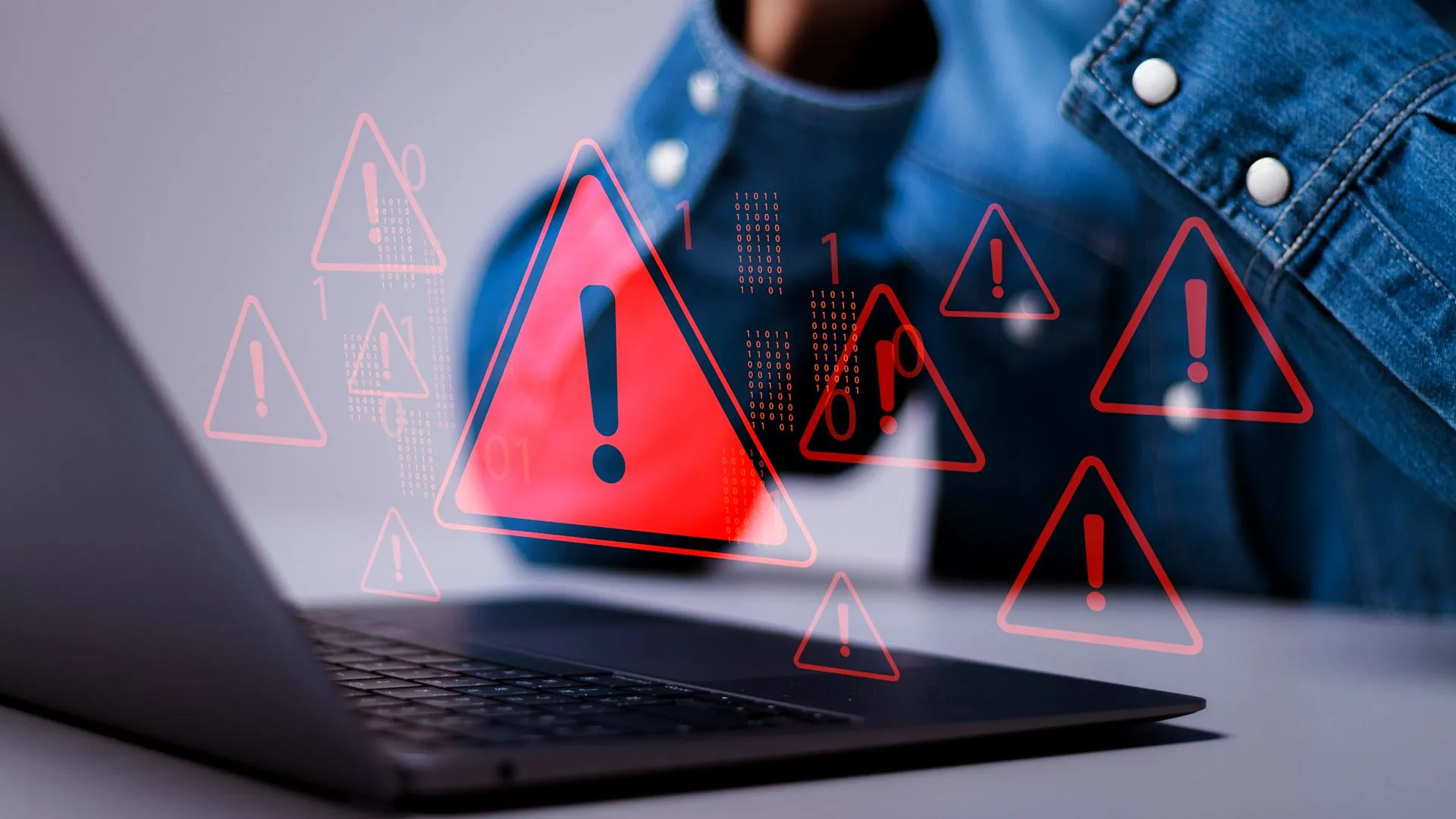 Màn hình máy tính xách tay hiển thị cảnh báo vi phạm dữ liệu và nguy cơ tấn công mã độc ransomware.