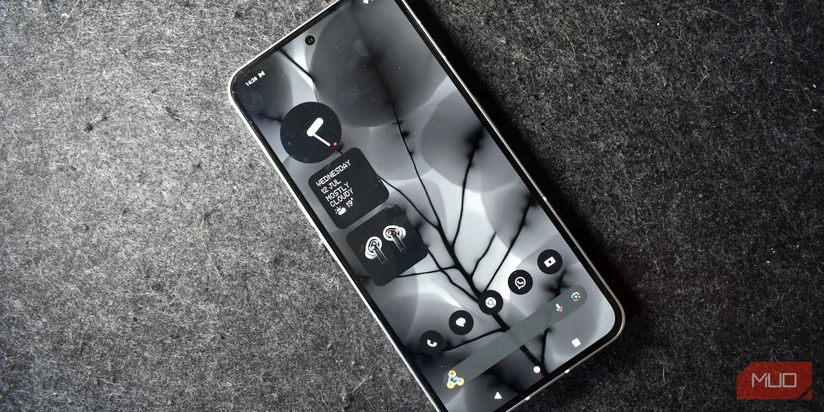 Màn hình Nothing Phone 2 với tấm dán bảo vệ