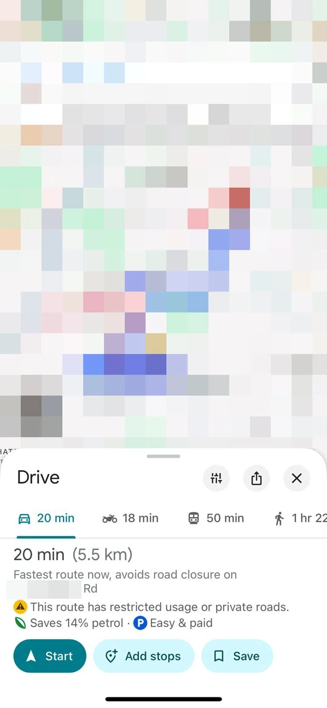 Màn hình ứng dụng Google Maps trên iPhone minh họa tính năng hiển thị thông tin độ khó tìm chỗ đỗ xe dưới dạng &quot;Dễ&quot;, &quot;Trung bình&quot; hoặc &quot;Hạn chế&quot;