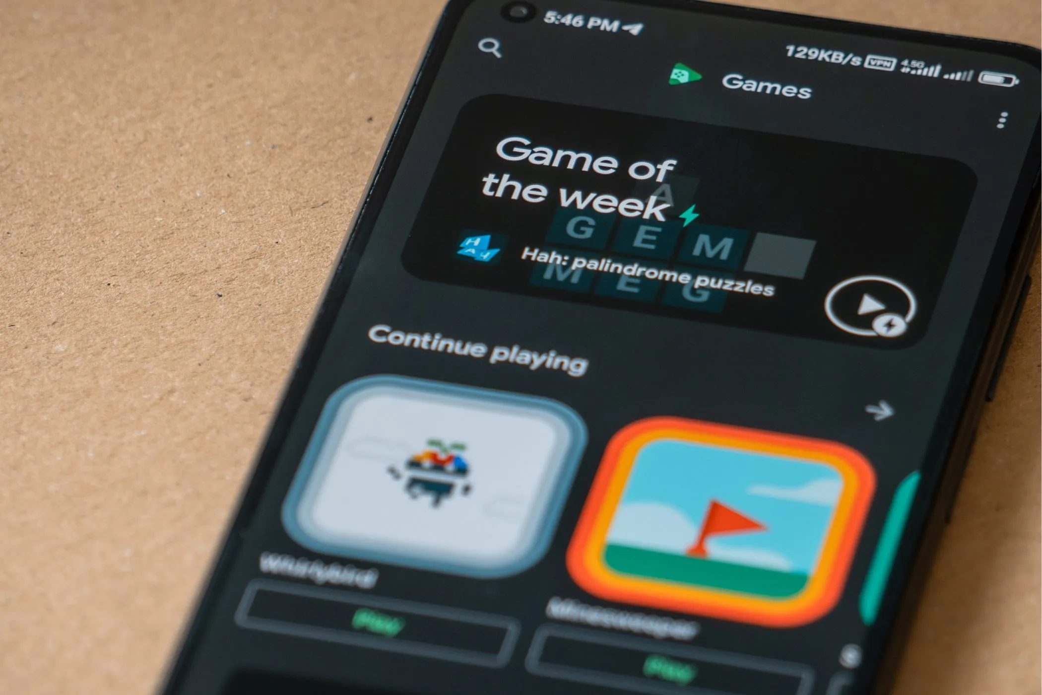 Màn hình ứng dụng Google Play Games với tab 'Game of the Week', minh họa sự phổ biến của Google Play Store