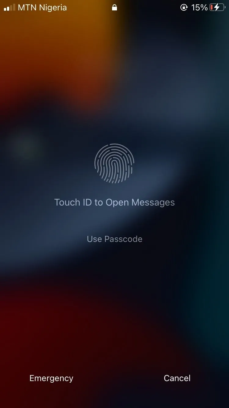 Màn hình yêu cầu mở khóa iPhone để đọc tin nhắn, minh họa sự chậm trễ khi không có Face ID.