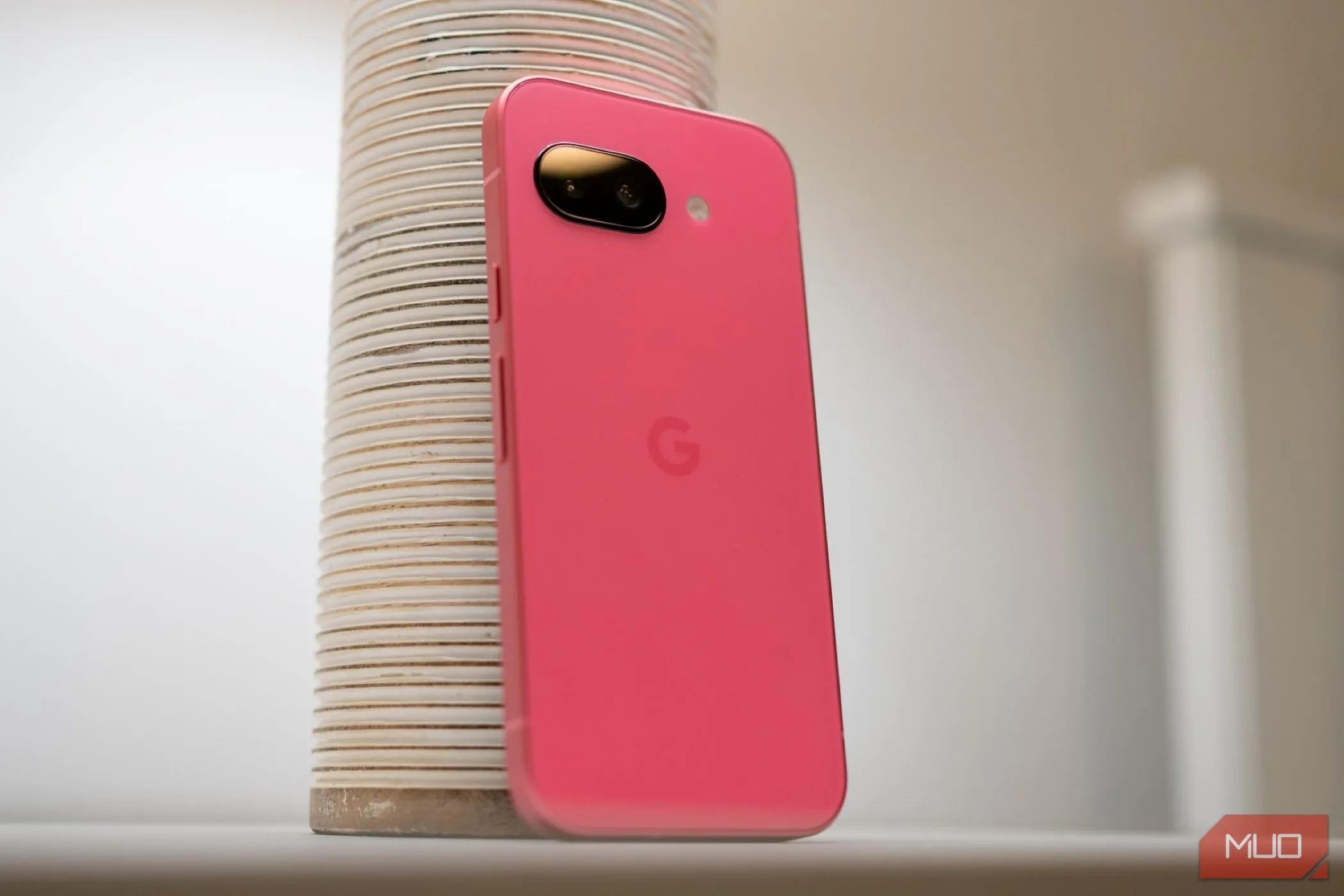 Mặt lưng của điện thoại Google Pixel 9a màu đen đặt trên bàn, tượng trưng cho thiết kế cao cấp và sự kết hợp của AI trong thiết bị tầm trung.