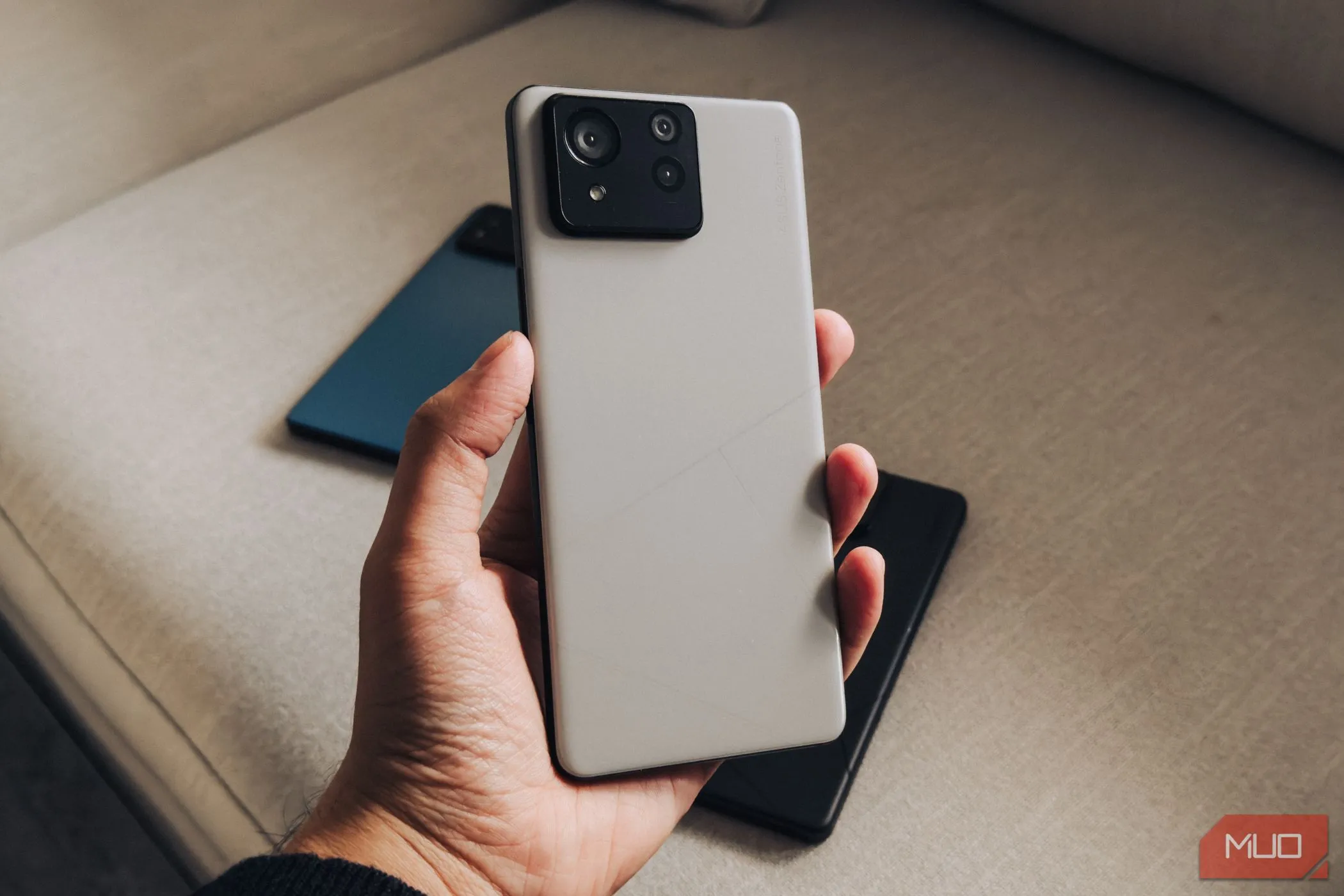 Mặt lưng kính của ASUS Zenfone 11 Ultra, một mẫu smartphone cao cấp với màn hình lớn.