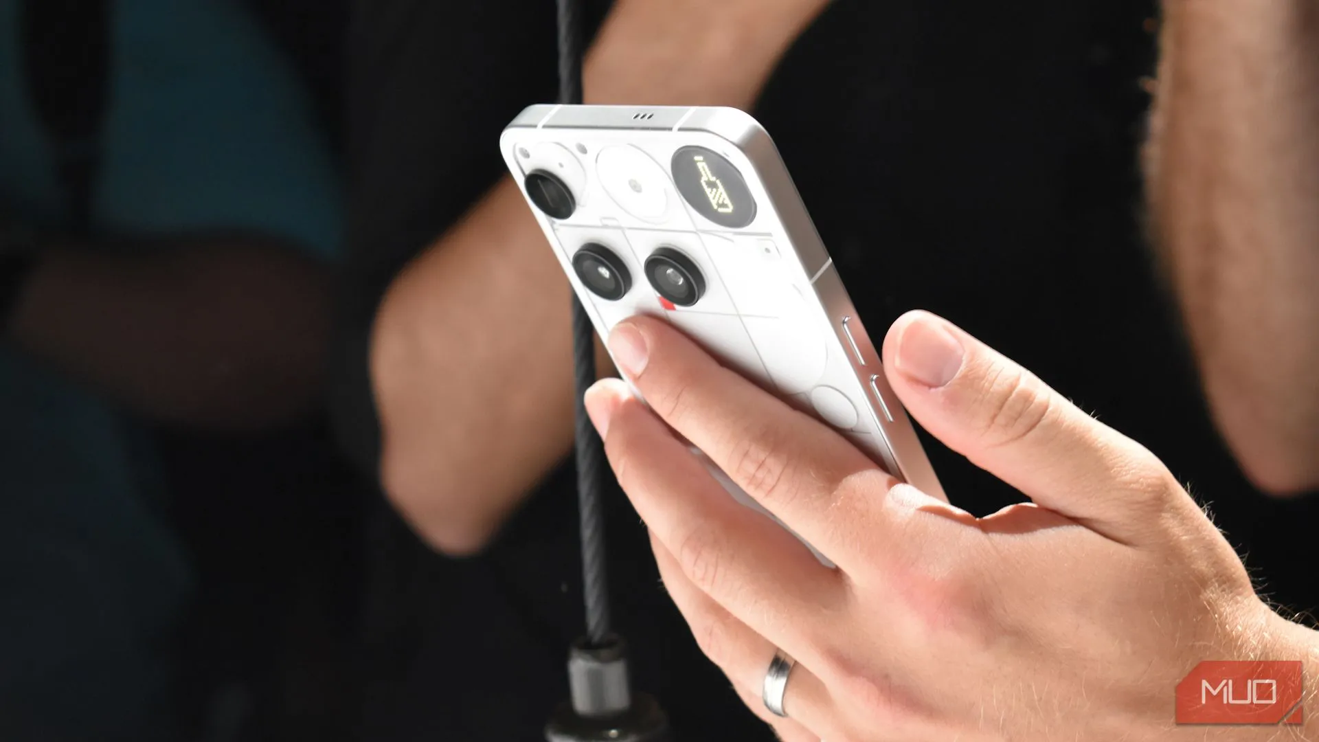 Mặt lưng Nothing Phone 3 với giao diện đèn LED Glyph Matrix mới