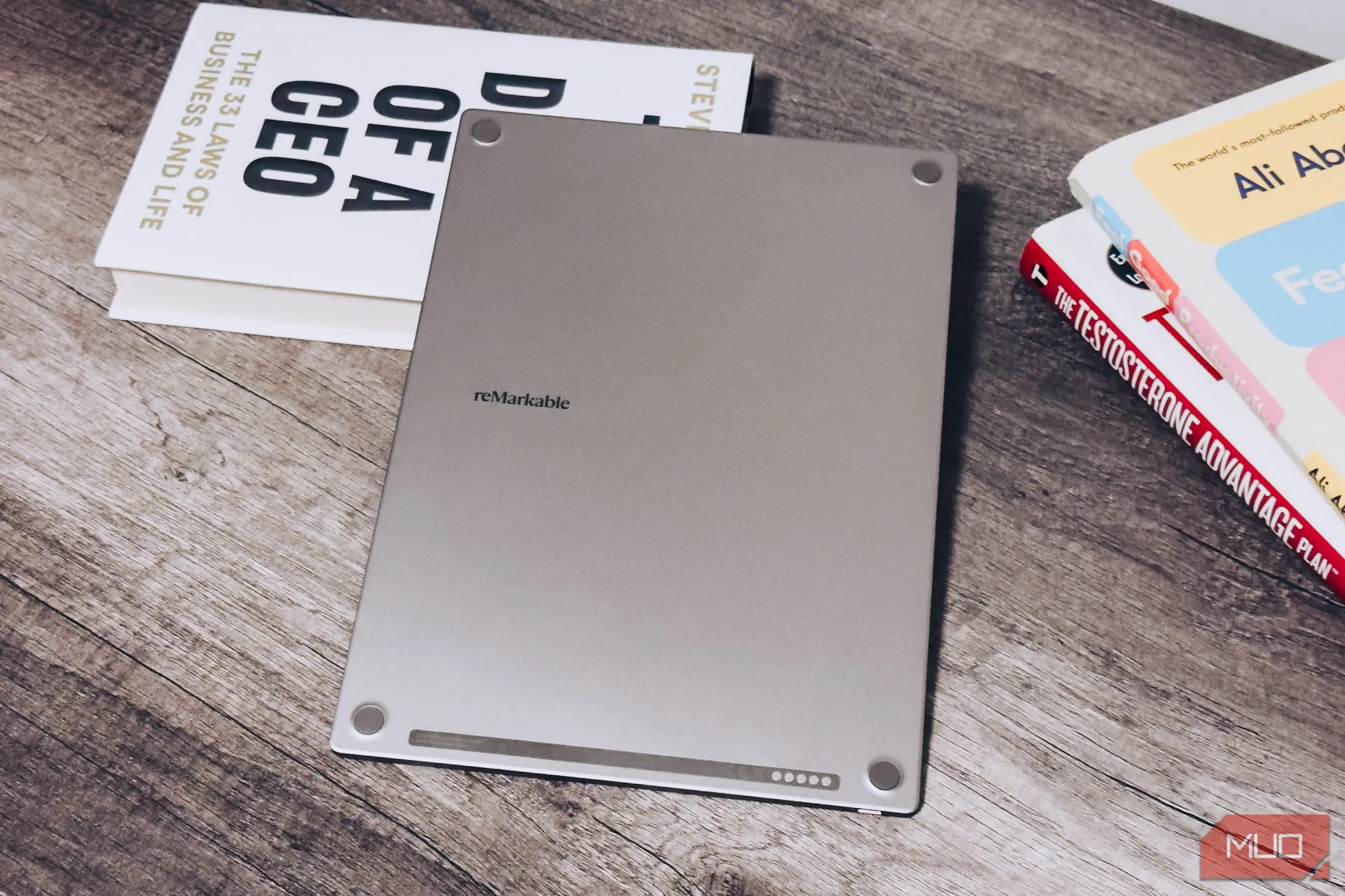 Mặt sau của reMarkable Paper Pro đặt trên bàn gỗ cùng với sách, thể hiện tính ứng dụng và thiết kế sang trọng của máy tính bảng E Ink.