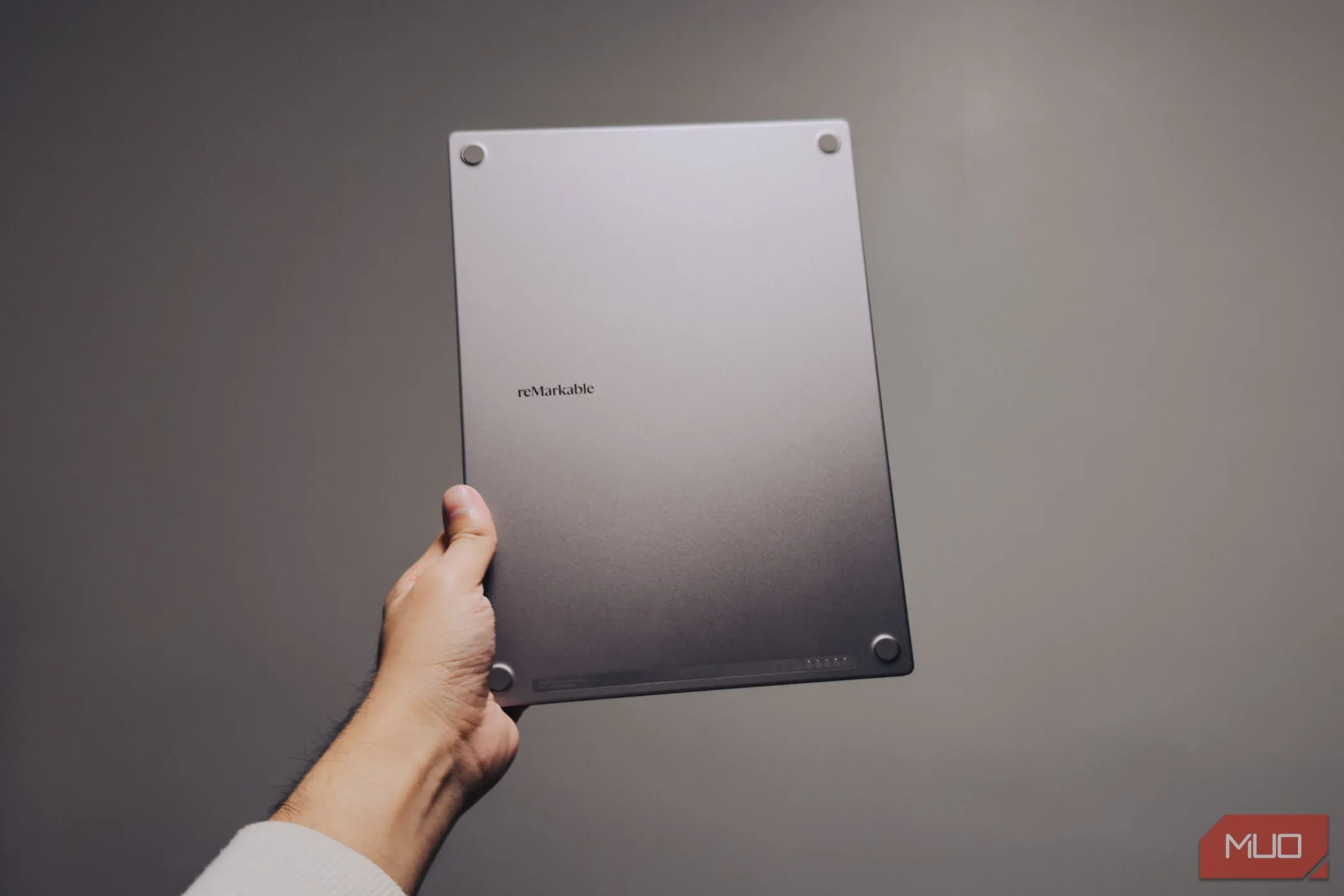 Mặt sau của reMarkable Paper Pro được cầm trên tay, cho thấy thiết kế công nghiệp và lớp hoàn thiện của máy tính bảng.