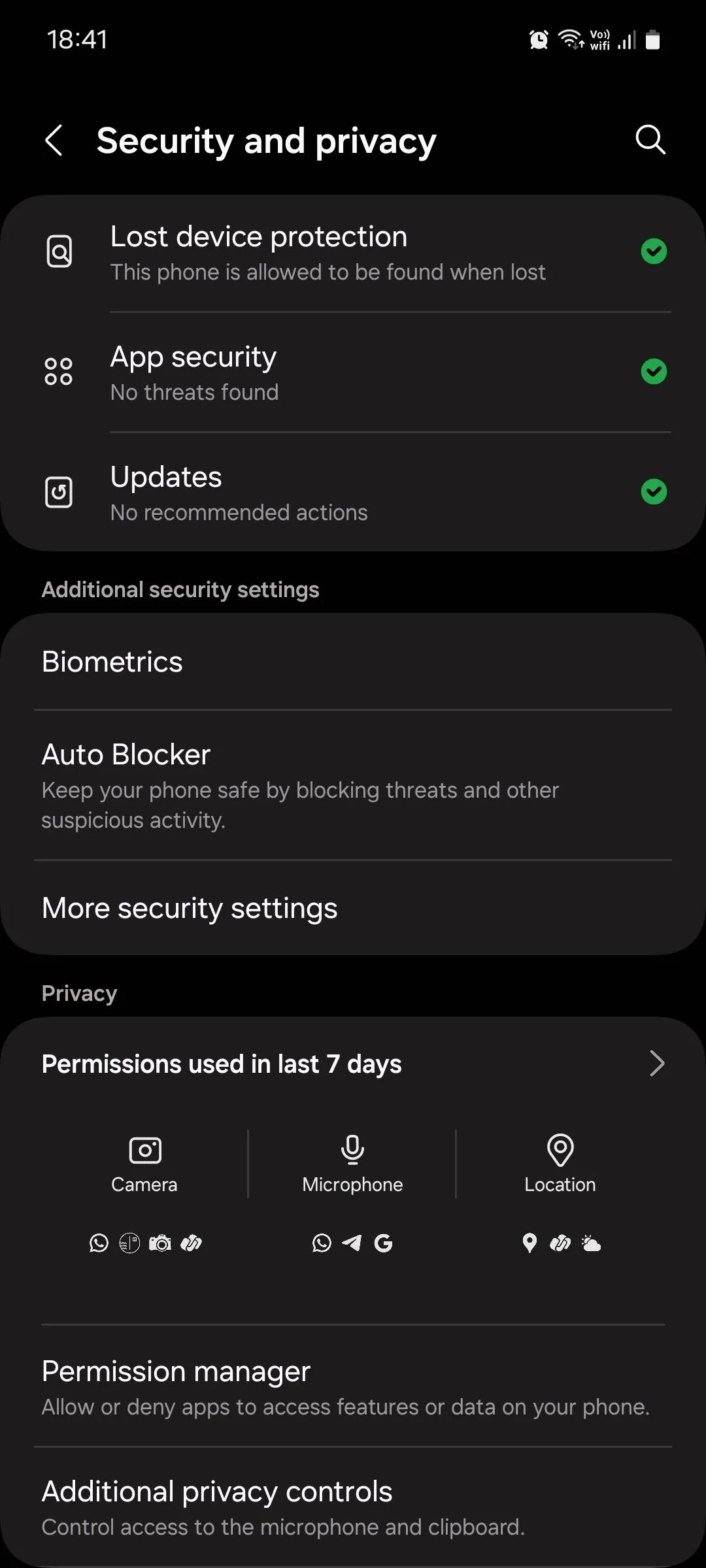 Menu &quot;Bảo mật và quyền riêng tư&quot; trong cài đặt Samsung One UI, nơi người dùng có thể kích hoạt hoặc vô hiệu hóa tính năng Auto Blocker để tăng cường bảo vệ điện thoại Galaxy khỏi các mối đe dọa.