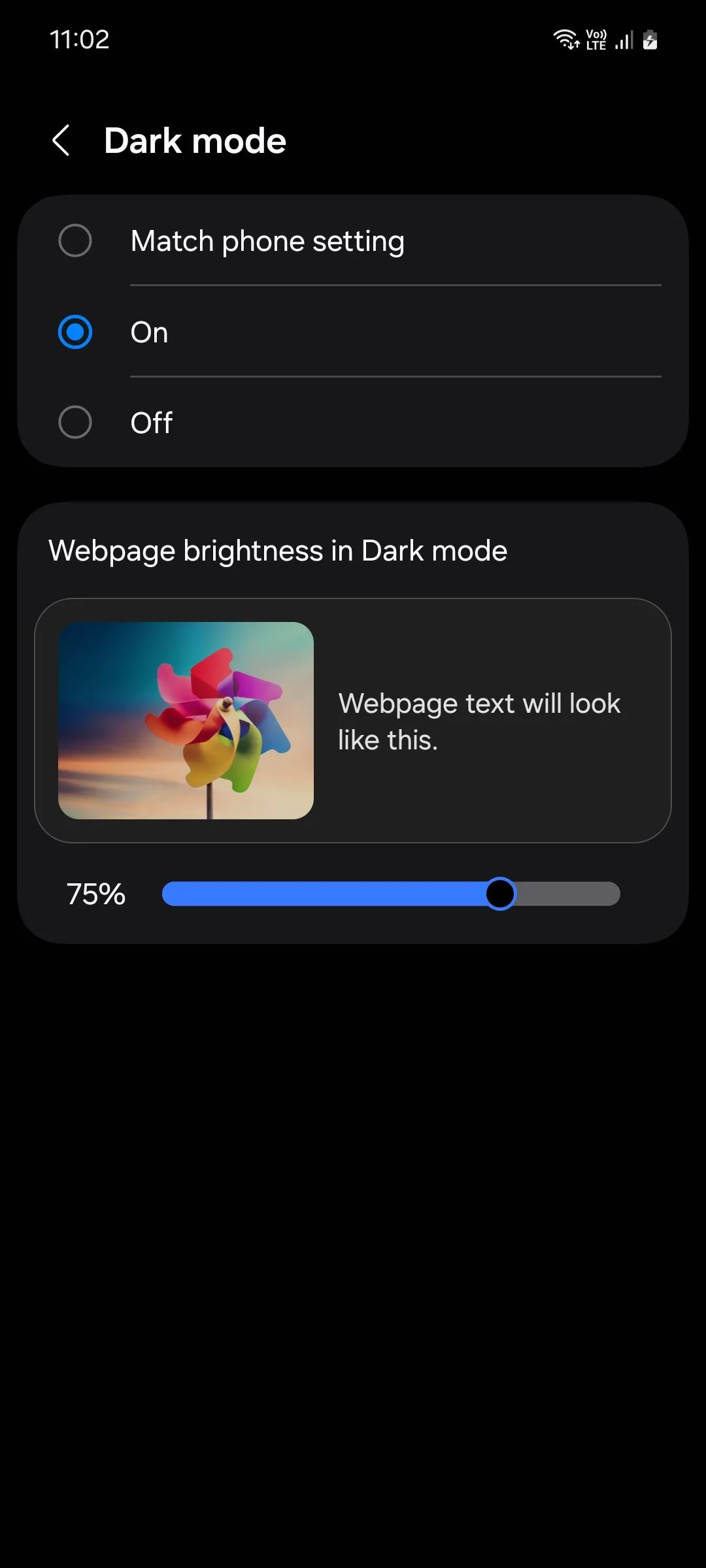Menu cài đặt chế độ tối (Dark Mode) của Samsung Internet, cho phép tùy chỉnh độ sáng và áp dụng chế độ tối lên các trang web.