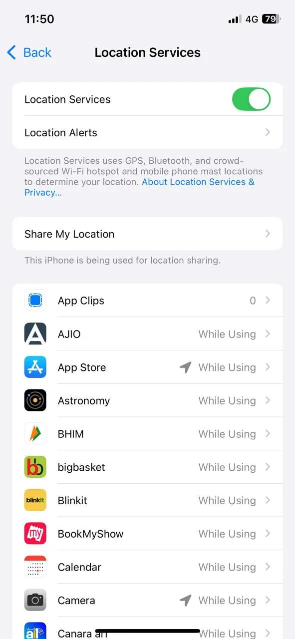 Menu Dịch vụ định vị trên iPhone, liệt kê các ứng dụng yêu cầu quyền vị trí