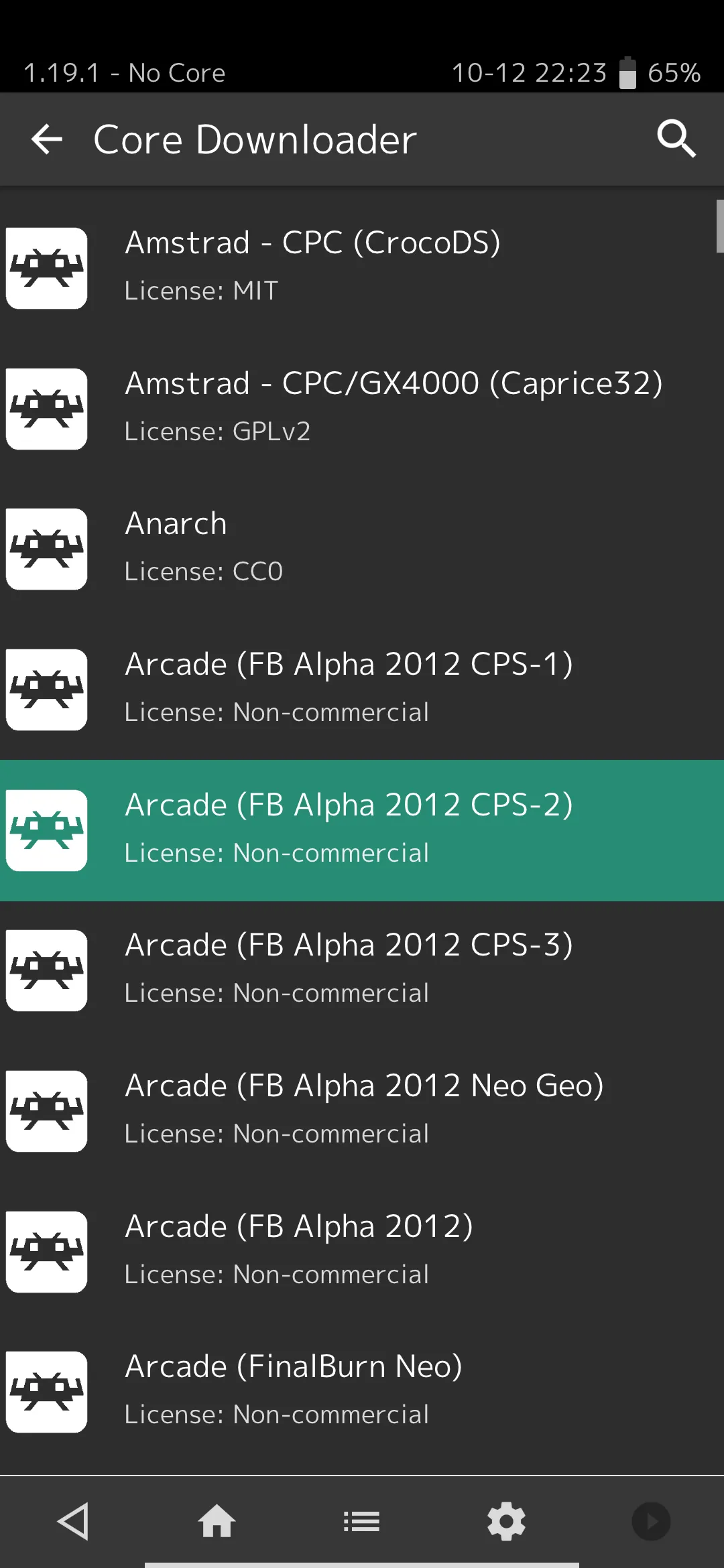 Menu &quot;Tải lõi giả lập (Core Downloader)&quot; trong RetroArch hiển thị danh sách các hệ máy hỗ trợ.
