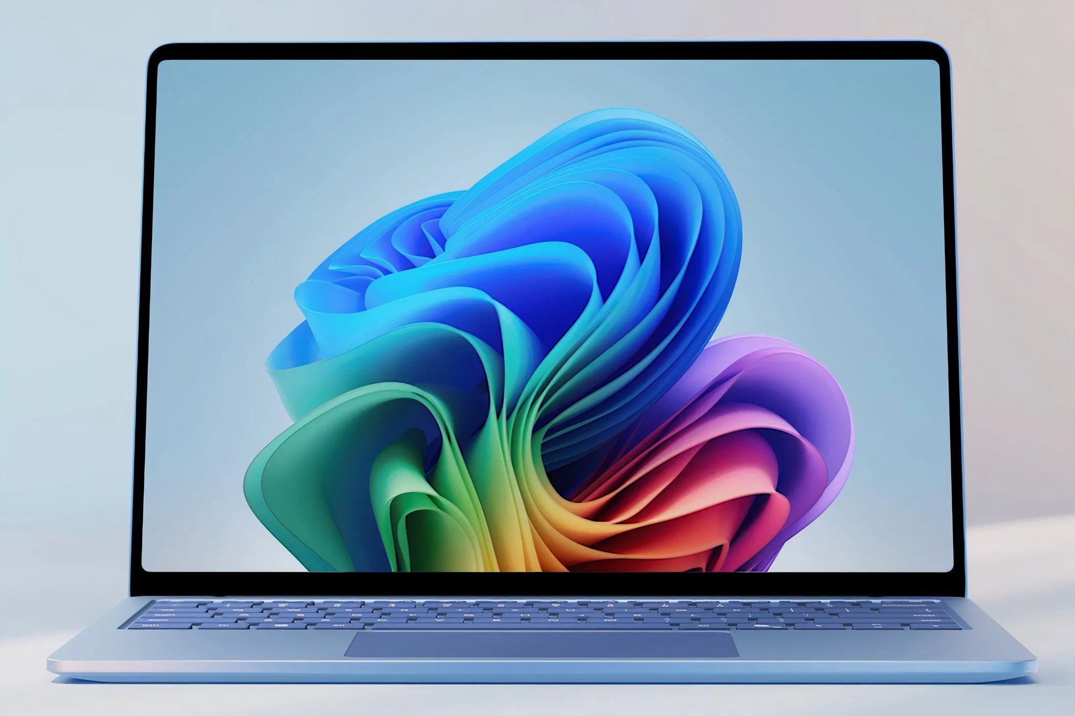 Microsoft Surface Laptop 7th Edition màu bạch kim mở ra, đặt trên bàn với màn hình cảm ứng 3:2