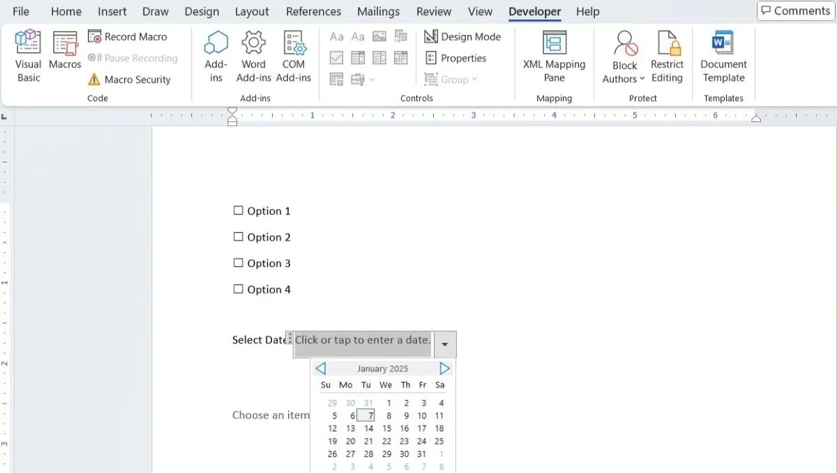 Microsoft Word hiển thị tab Developer đã chọn cùng với công cụ chọn ngày trong một biểu mẫu tương tác
