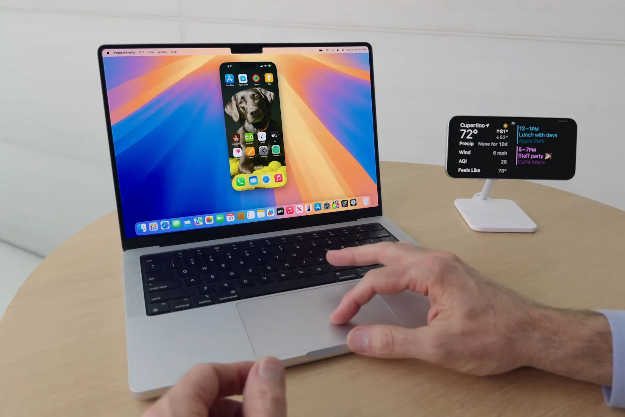 Minh họa tính năng phản chiếu màn hình iPhone lên MacBook chạy macOS Sequoia, cho thấy tỷ lệ khung hình hiện tại.