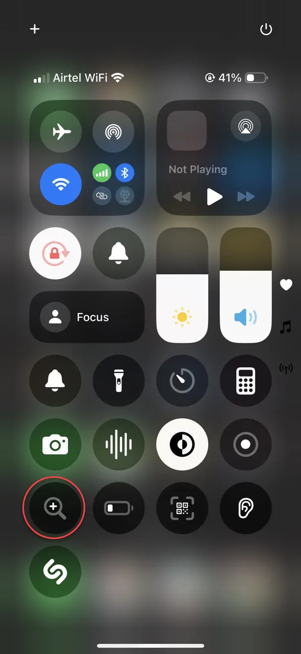 Mở ứng dụng Kính Lúp trên iPhone thông qua tìm kiếm Spotlight, minh họa cách truy cập nhanh tính năng này
