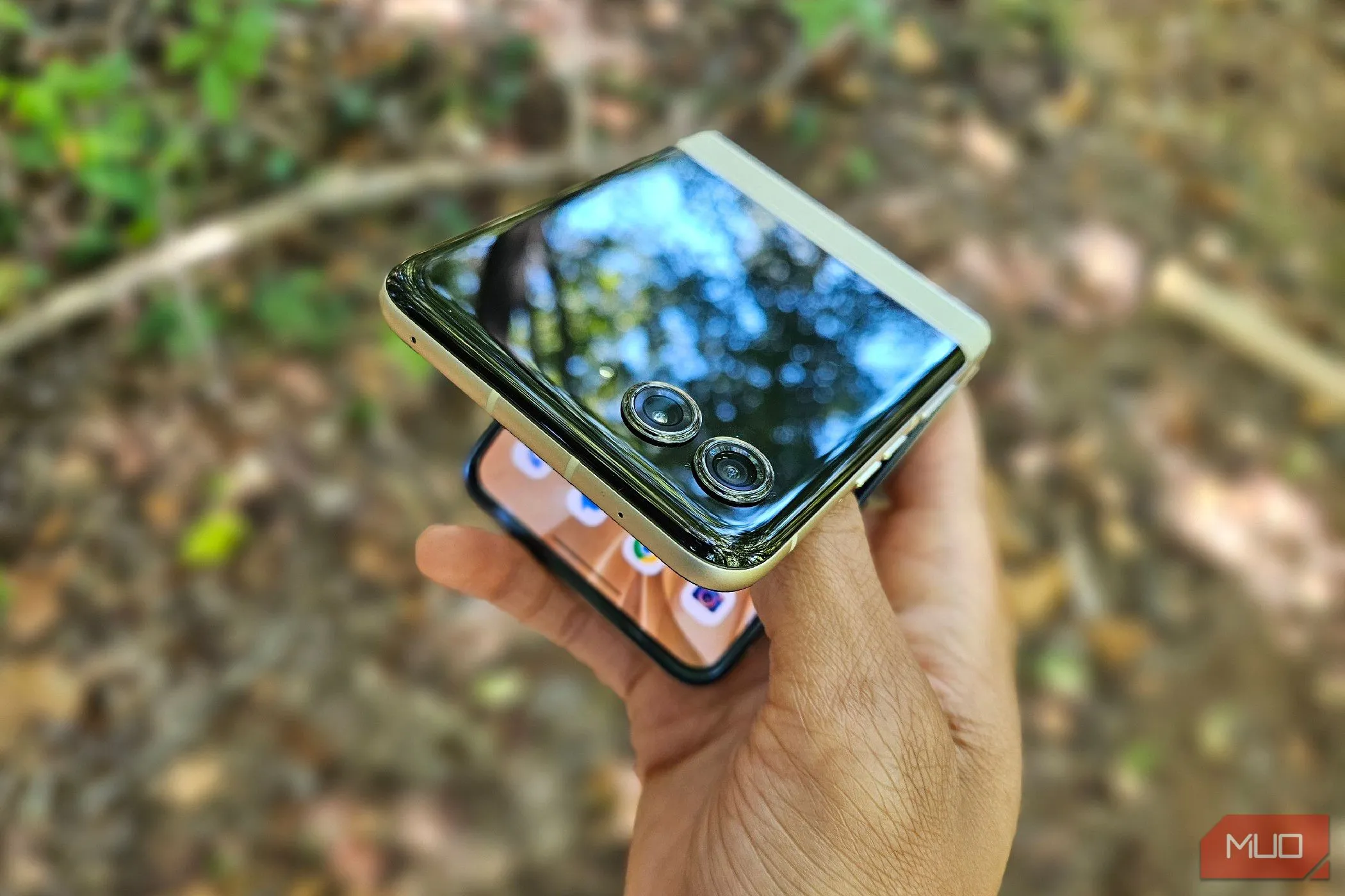Một bàn tay cố gắng mở Motorola Razr 2024.