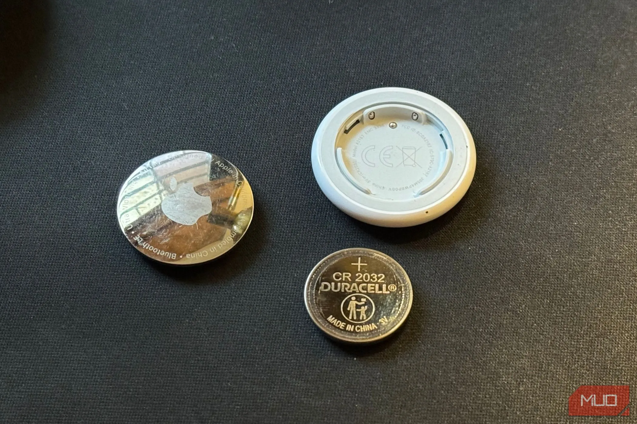 Một chiếc AirTag đang được tháo rời để kiểm tra và thay thế pin CR2032