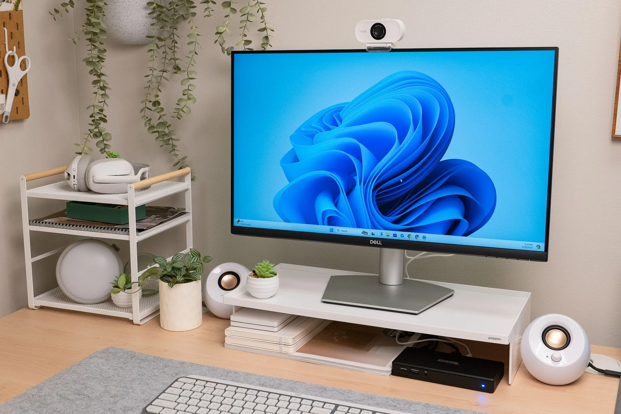 Một chiếc webcam Elgato Facecam Neo đặt trên đỉnh màn hình máy tính, minh họa cho việc màn hình có thể dễ dàng kết nối với các thiết bị ngoại vi và hoạt động như một TV đơn thuần.