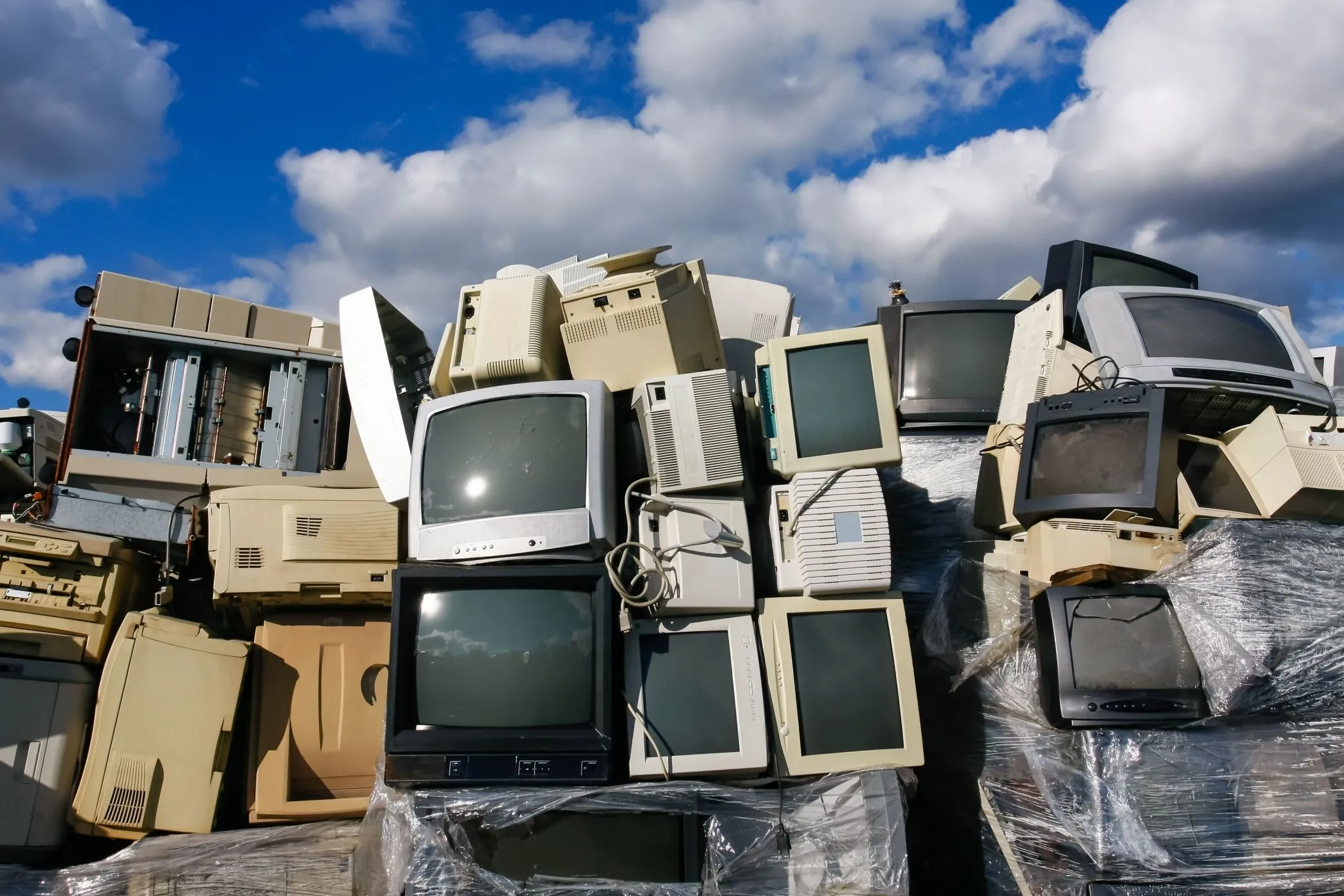 Một đống TV CRT cũ bị vứt bỏ, biểu tượng cho thế hệ TV đã qua nhưng vẫn còn giá trị với những người yêu thích trải nghiệm cổ điển.