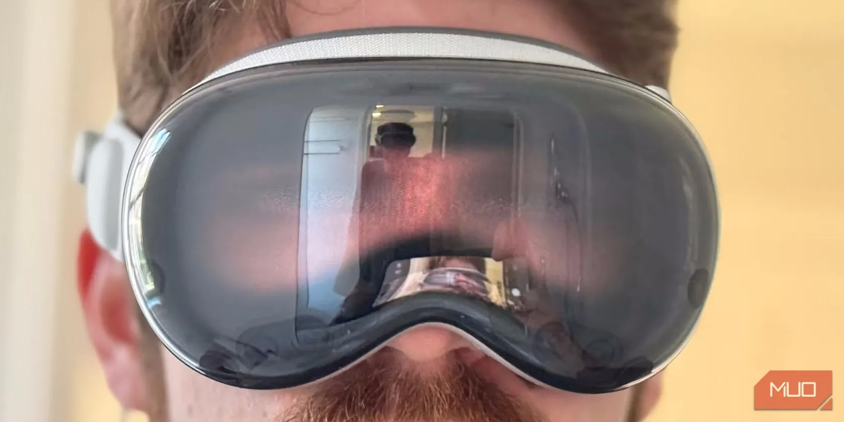 Một người đàn ông đang đeo tai nghe Apple Vision Pro trong không gian ảo