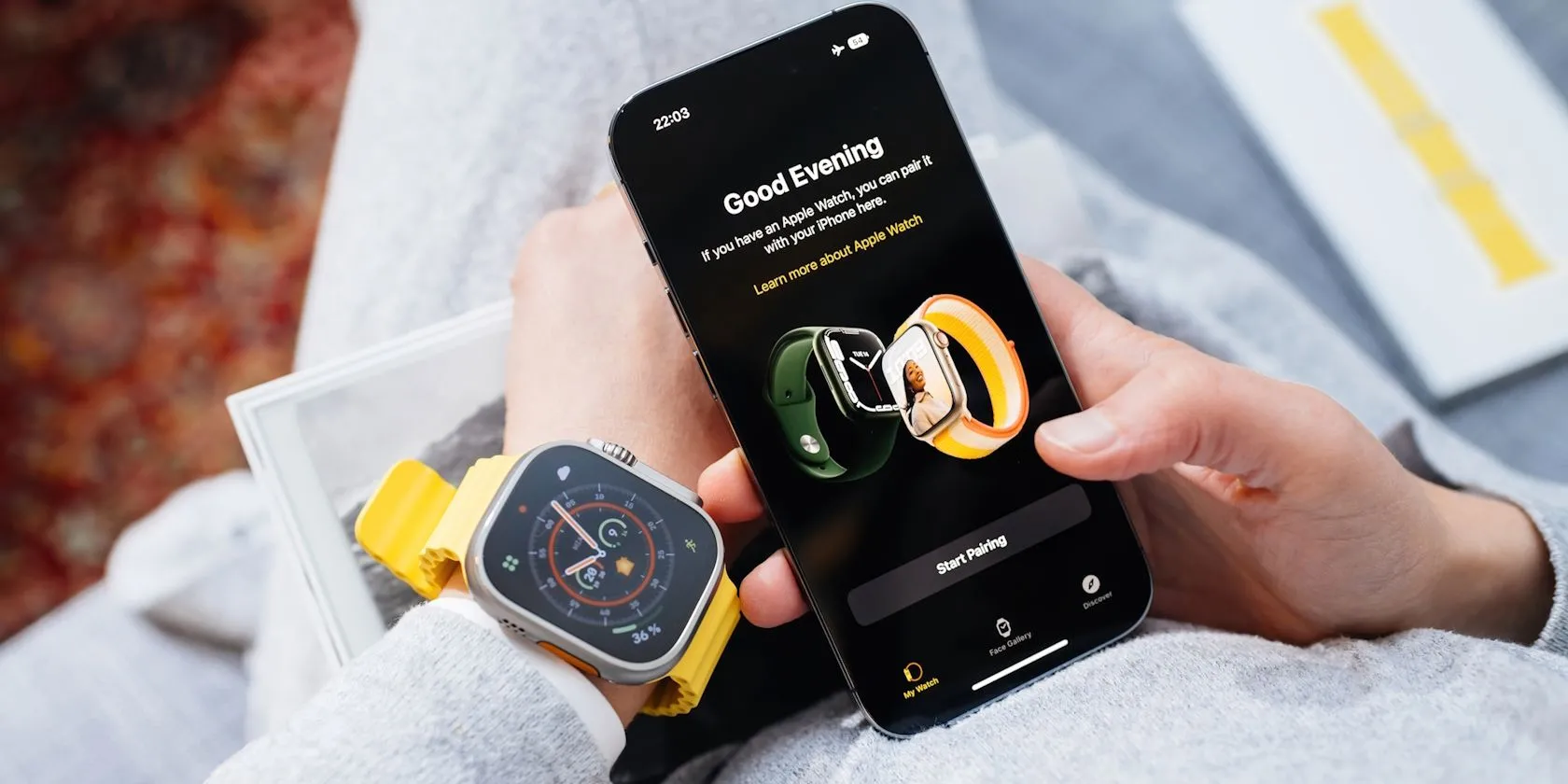 Một người đàn ông đang thực hiện ghép nối Apple Watch Ultra với iPhone, minh họa quy trình kết nối đơn giản