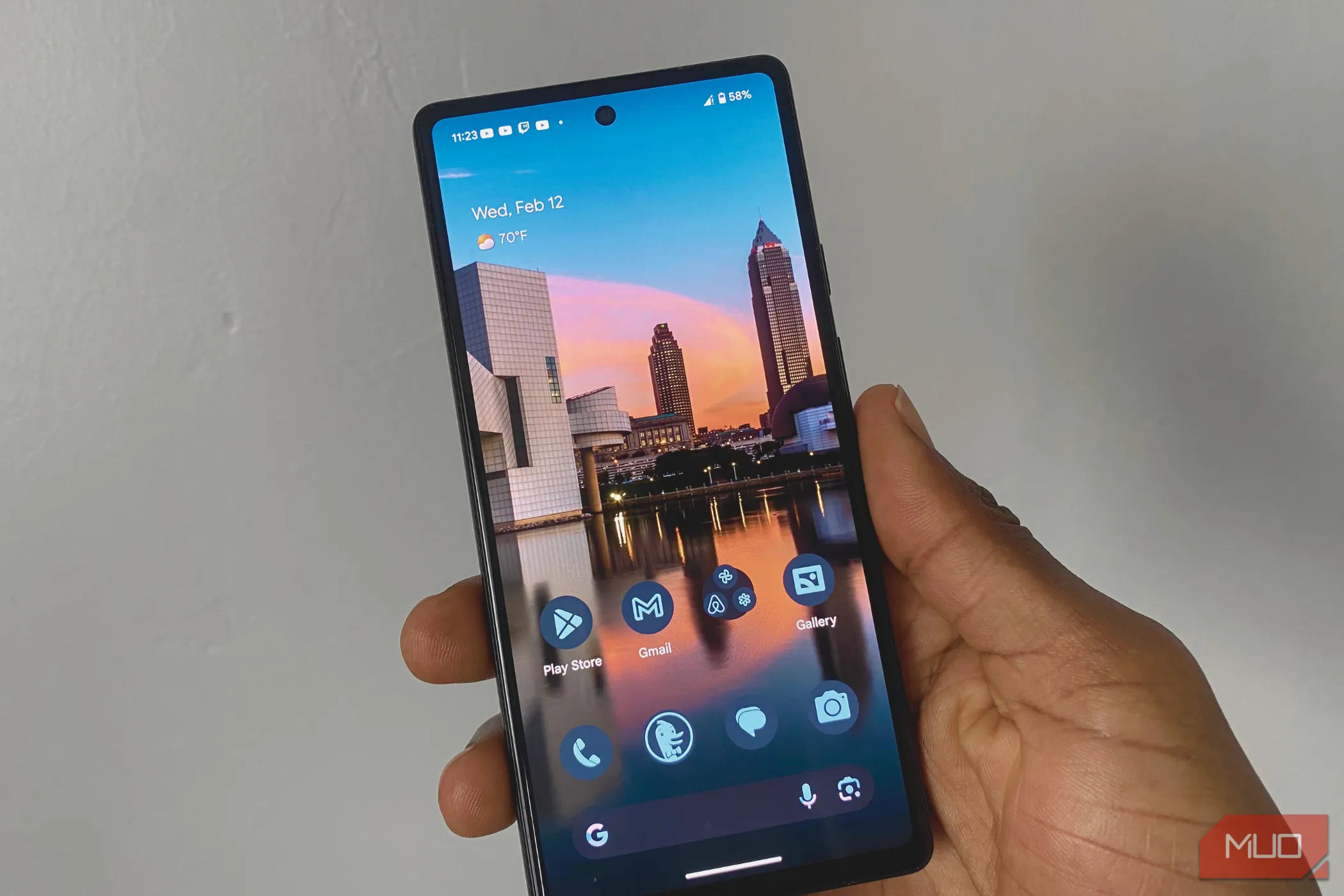 Một người đang cầm điện thoại Google Pixel 6a đã bật nguồn, tượng trưng cho khả năng tùy chỉnh giao diện Android TV bằng Projectivy Launcher.