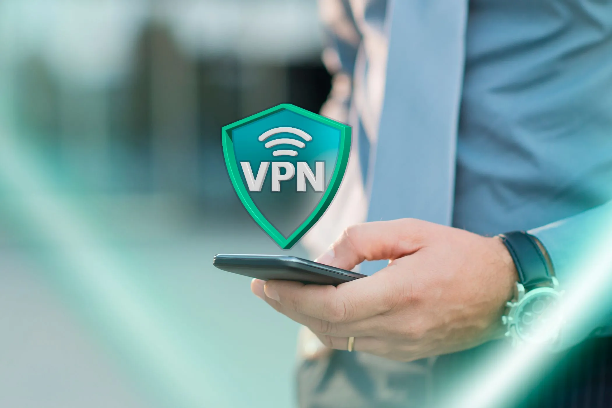Một người đang cầm điện thoại hiển thị biểu tượng VPN, tượng trưng cho việc sử dụng dịch vụ mạng riêng ảo