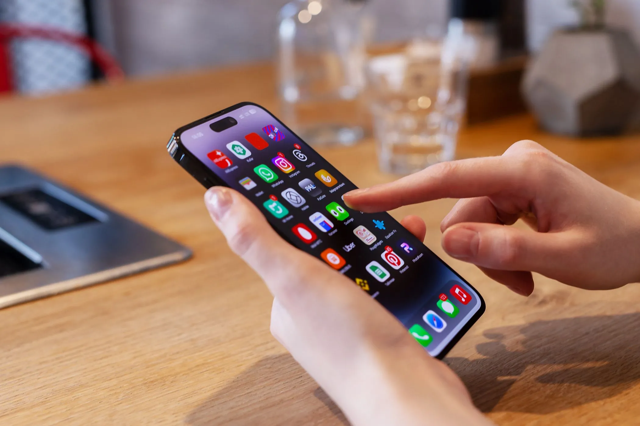 Một người dùng đang thao tác trên điện thoại iPhone, tượng trưng cho trải nghiệm chụp màn hình cơ bản trên iOS.