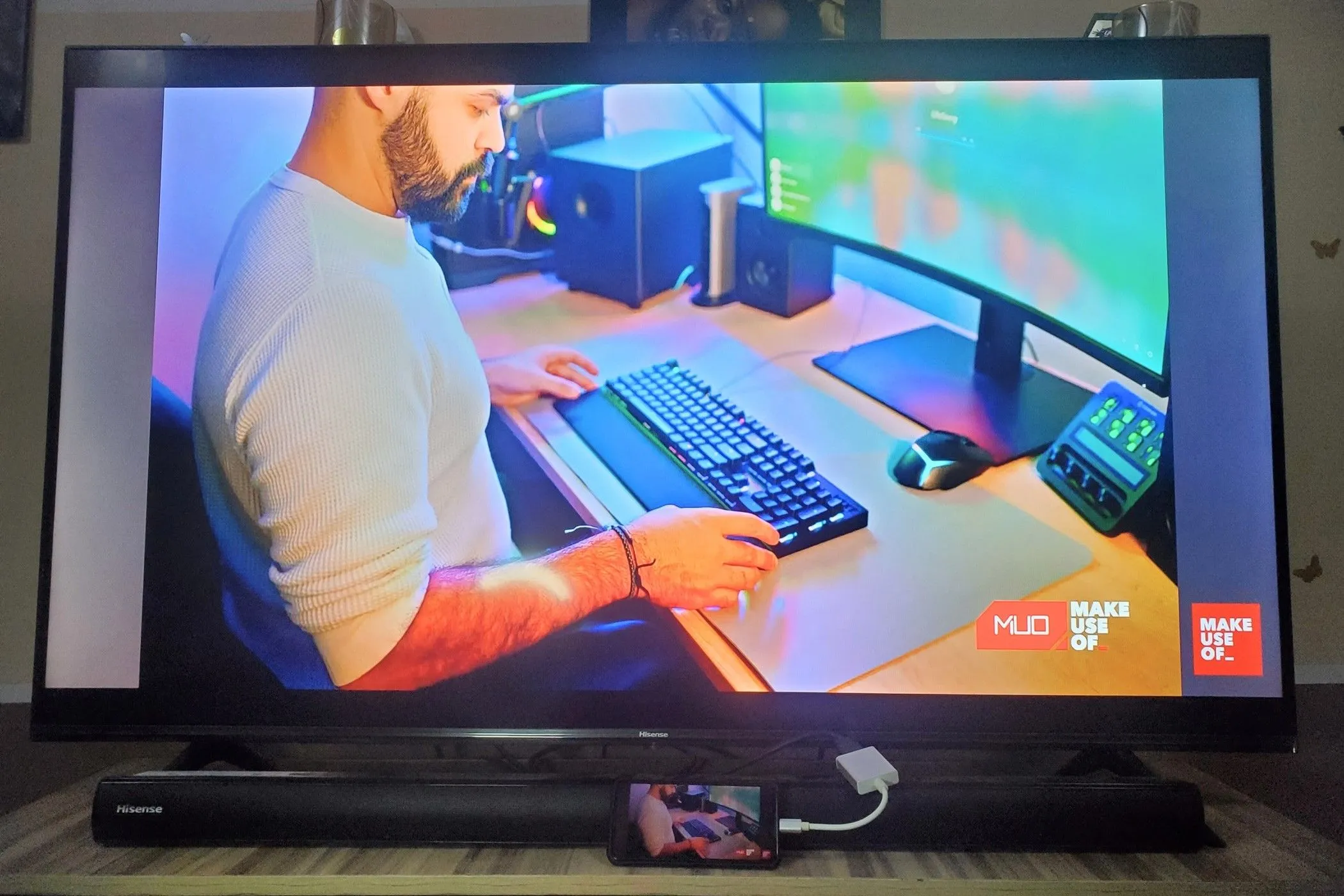 Một smartphone kết nối với TV qua adapter USB-C sang HDMI để phản chiếu màn hình